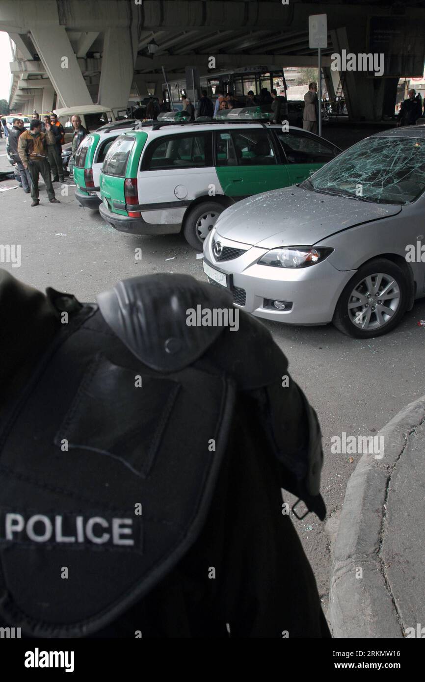 Bildnummer : 56834671 Datum : 06.01.2012 Copyright : imago/Xinhua (120106) -- DAMAS, 6 janvier 2012 (Xinhua) -- Un policier monte la garde sur le site de l'attentat suicide à Damas, capitale de la Syrie, le 6 janvier 2012. Le nombre initial de morts dans un attentat suicide à la voiture piégée dans le quartier al-Midan dans le centre de Damas vendredi a été estimé à 25, a rapporté l agence de presse SANA dirigée par l Etat syrien. (Xinhua/Hazim) (djj) SYRIA-DAMASCUS-BLAST PUBLICATIONxNOTxINxCHN Gesellschaft Bombenanschlag terreur Selbstmordanschlag premiumd xsp x2x 2012 hoch o0 Polizei 56834671 Date 06 01 2012 Copyright Imago Banque D'Images