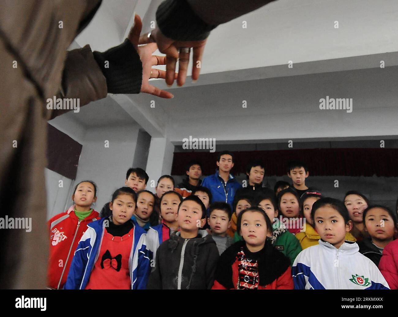 Bildnummer : 56861222 Datum : 10.01.2012 Copyright : imago/Xinhua (120111) -- ZHENGZHOU, 11 Jan. 2012 (Xinhua) -- les enfants handicapés apprennent des mouvements acrobatiques dans la troupe d'acrobaties handicapées Sunshine de Puyang, province du Henan en Chine centrale, 10 Jan. 2012. La troupe d'acrobaties handicapées, composée d'enfants sourds-muets âgés de 6 à 16 ans, a été fondée en juin 2008. Il a une réputation pour les programmes, tels que mille mains de Guanyin . (Xinhua/Wang Song)(mcg) CHINE-ZHENGZHOU-ENFANTS SOURDS-MUETS-ACROBATIES (CN) PUBLICATIONxNOTxINxCHN Gesellschaft Behinderung Kinder x Banque D'Images