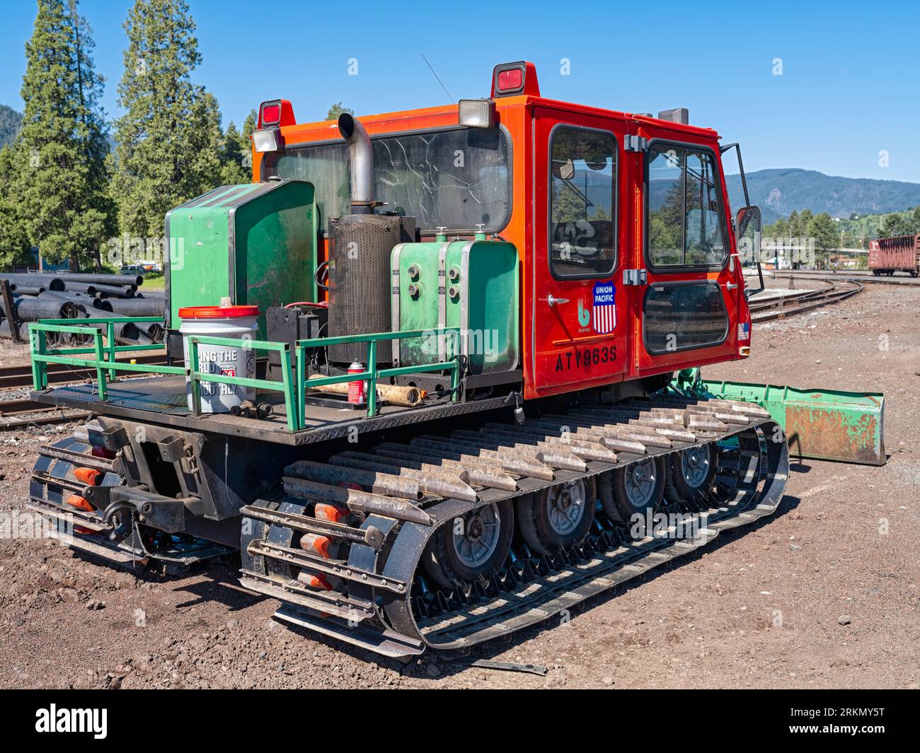 Une tondeuse à neige Caterpillar BearTrac ATV stationnée à la gare ferroviaire Union Pacific à Oakridge, Oregon, États-Unis Banque D'Images