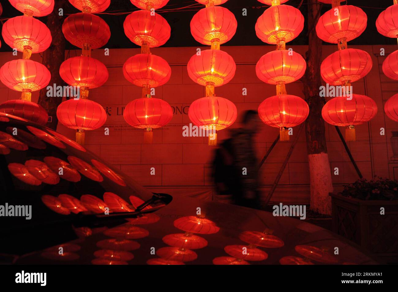 Bildnummer : 56870665 Datum : 12.01.2012 Copyright : imago/Xinhua (120112) -- BEIJING, 12 janvier 2012 (Xinhua) -- des lanternes rouges traditionnelles pendent le long d'une rue pour favoriser une atmosphère festive dans la municipalité de Chongqing du sud-ouest de la Chine, le 12 janvier 2012, avant le festival traditionnel du printemps chinois. (Xinhua/Chen Cheng) (cxy) CHINA-CHONGQING-SPRING FESTIVAL-LANTERN (CN) PUBLICATIONxNOTxINxCHN Gesellschaft Frühlingsfest Neujahr Neujahrsfest Vorbereitungen xda x0x 2012 quer premiumd 56870665 Date 12 01 2012 Copyright Imago XINHUA Beijing Jan 12 2012 XINHUA Traditional Red Lanterns Slope Banque D'Images