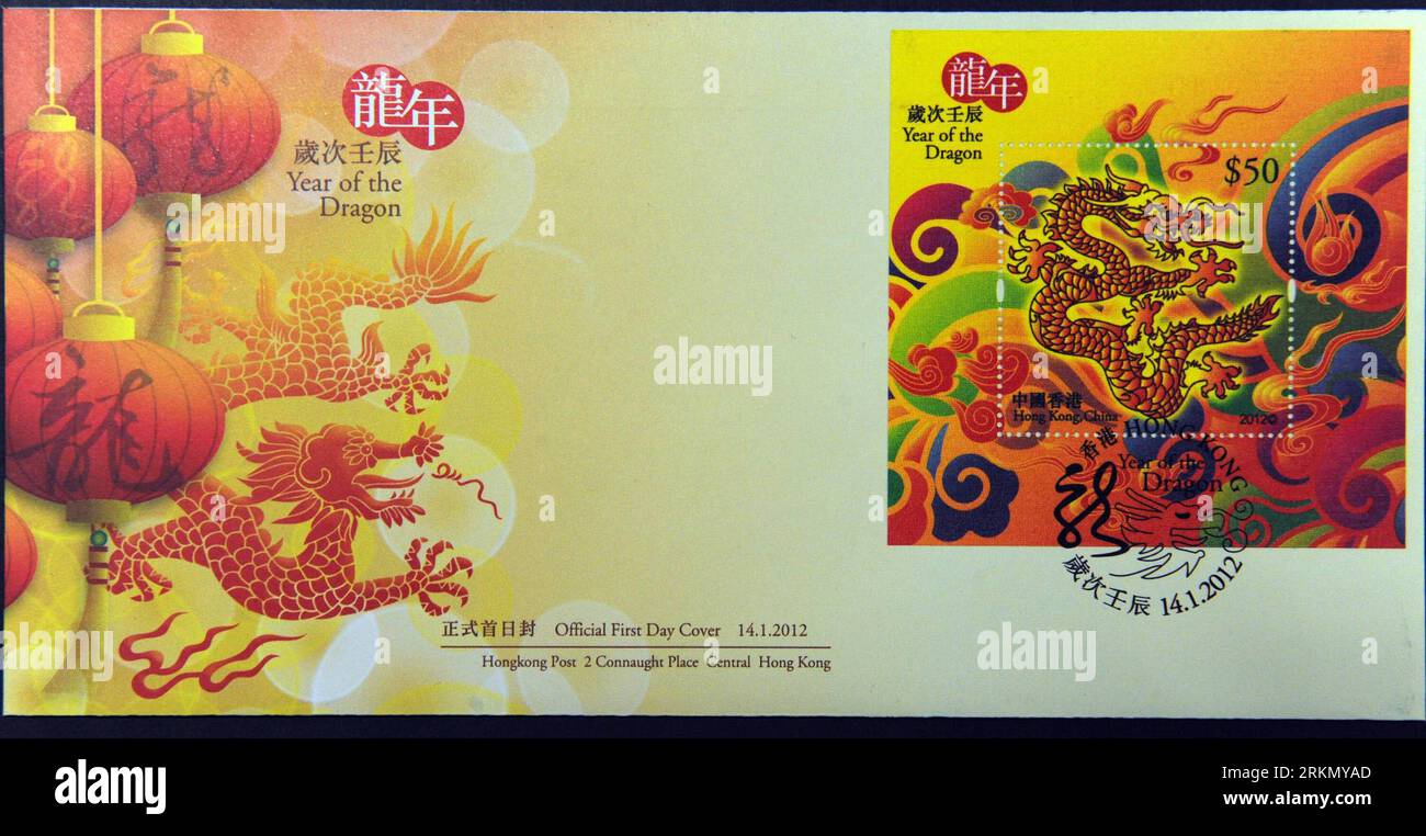 Bildnummer : 56870645 Datum : 12.01.2012 Copyright : imago/Xinhua (120112) -- HONG KONG, 12 janvier 2012 (Xinhua) -- la photo prise le 12 janvier 2012 montre une couverture de premier jour apposée avec une feuille de timbre en soie basée sur l'année du Dragon lors d'une conférence de presse à Hong Kong, dans le sud de la Chine. C'est la première fois que la poste de Hong Kong sort une feuille de timbres fabriquée en vraie soie italienne. La poste de Hong Kong émettra des timbres spéciaux pour l'année du Dragon le 14 janvier 2012. Elle émet des timbres spéciaux pour marquer le nouvel an lunaire chinois traditionnel depuis 1967. (Xinhua/Song Zhenping) (wjq/zgp) CHINE-HONG KONG-ANNÉE Banque D'Images
