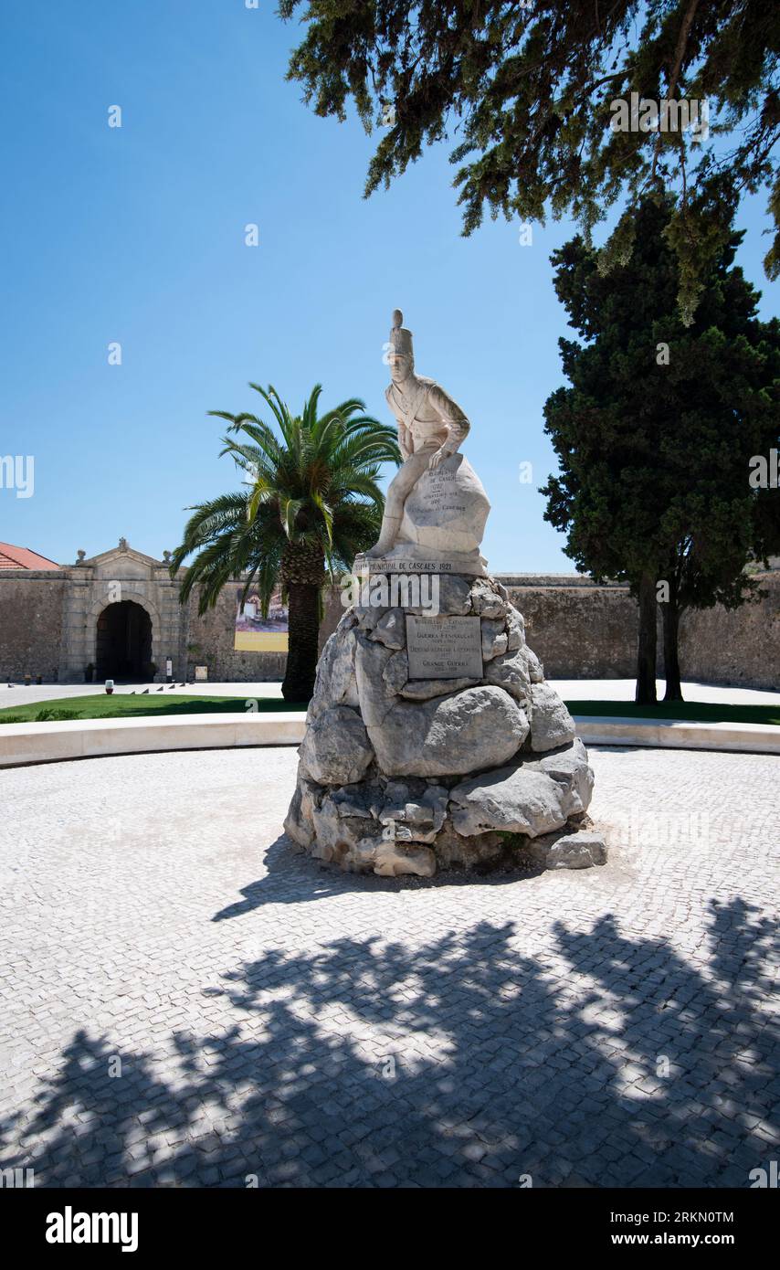 Monument honorant les soldats qui ont combattu pendant la guerre péninsulaire (1807-1814) à l'entrée de la Citadelle de Cascais à Cascais, Portugal. Sculpture de l'artiste portugais Artur Gaspar dos Anjos Teixeira. Banque D'Images