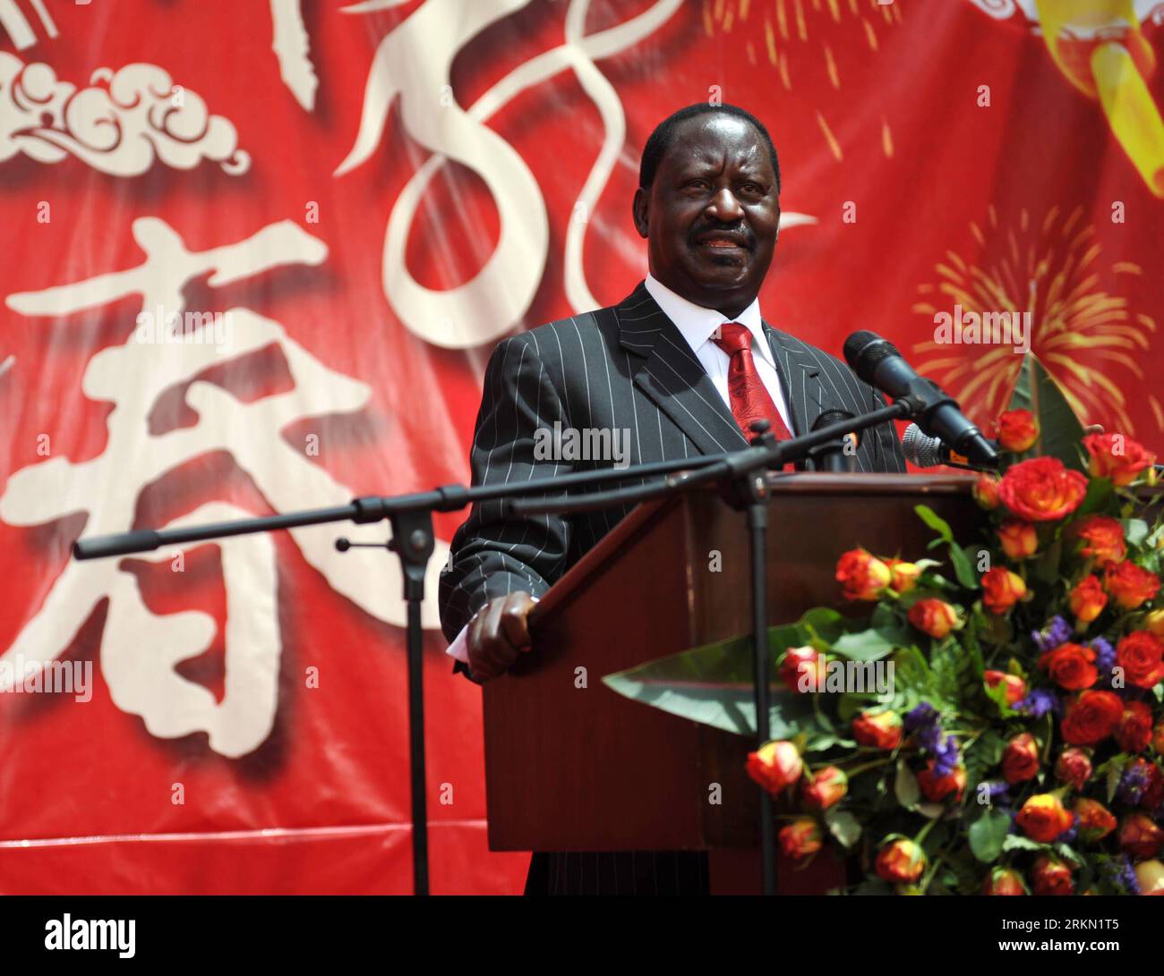 120118 -- NAIROBI, le 18 janvier 2012 Xinhua -- le Premier ministre kenyan Raila Odinga prononce un discours lors de la réception du Festival du Printemps chinois organisée par l'ambassade de Chine au Kenya, à Nairobi, capitale du Kenya, le 18 janvier 2012. Xinhua/Ding Haitao KENYA-NAIROBI-CHINA-SPRING FESTIVAL-CELEBRATION PUBLICATIONxNOTxINxCHN Banque D'Images