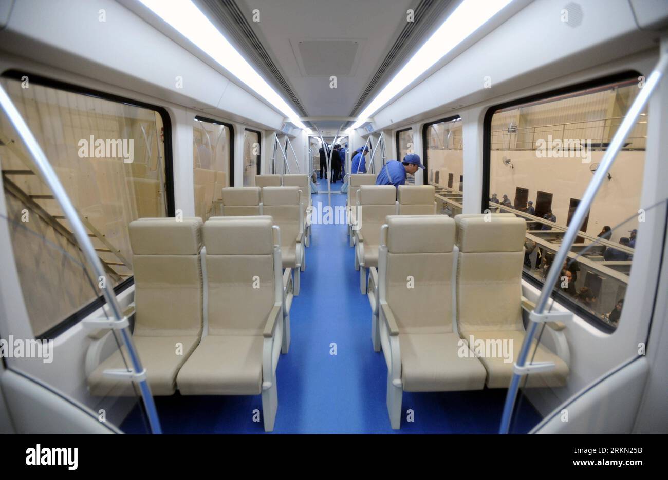 Bildnummer : 56927231 Datum : 20.01.2012 Copyright : imago/Xinhua (120120) -- ZHUZHOU, 20 janvier 2012 (Xinhua) -- photo prise le 20 janvier 2012 montre la scène intérieure d'un train maglev à moyenne et basse vitesse en Chine South Locomotive & Rolling (CSR) Zhuzhou Electric Locomotive Co., Ltd. À Zhuzhou, dans la province du Hunan du centre de la Chine. Le train maglev, avec la vitesse la plus élevée de 100 kilomètres à l'heure et une capacité de transport de passagers d'environ 600 personnes, est sorti de la chaîne de production vendredi. (Xinhua/Li GA)(mcg) CHINA-HUNAN-CSR-TRAIN MAGLEV À MOYENNE ET BASSE VITESSE (CN) PUBLICATIONxNOTxINxCHN Wirtschaft Transpo Banque D'Images