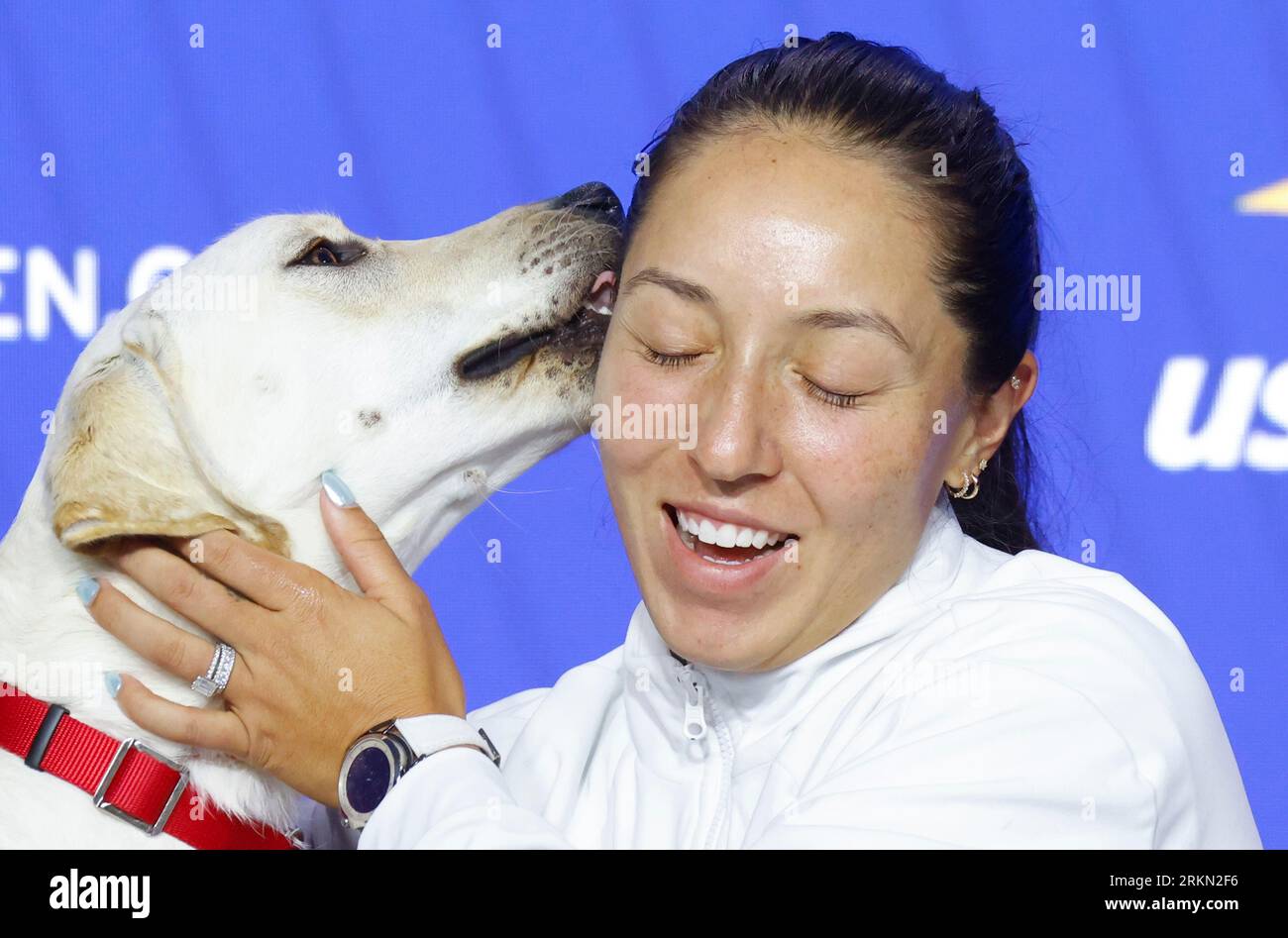 Flushing Meadow, États-Unis. 25 août 2023. Jessica Pegula tient Ace, un chien d'assistance représentant K9S pour Warriors Service Dogs in-Training sponsorisé par Jessica Pegula, lors d'une conférence de presse au stade Arthur Ashe lors des Championnats de tennis US Open 2023 au USTA Billie Jean King National tennis Center le vendredi 25 août, 2023 à New York. Photo de John Angelillo/UPI crédit : UPI/Alamy Live News Banque D'Images