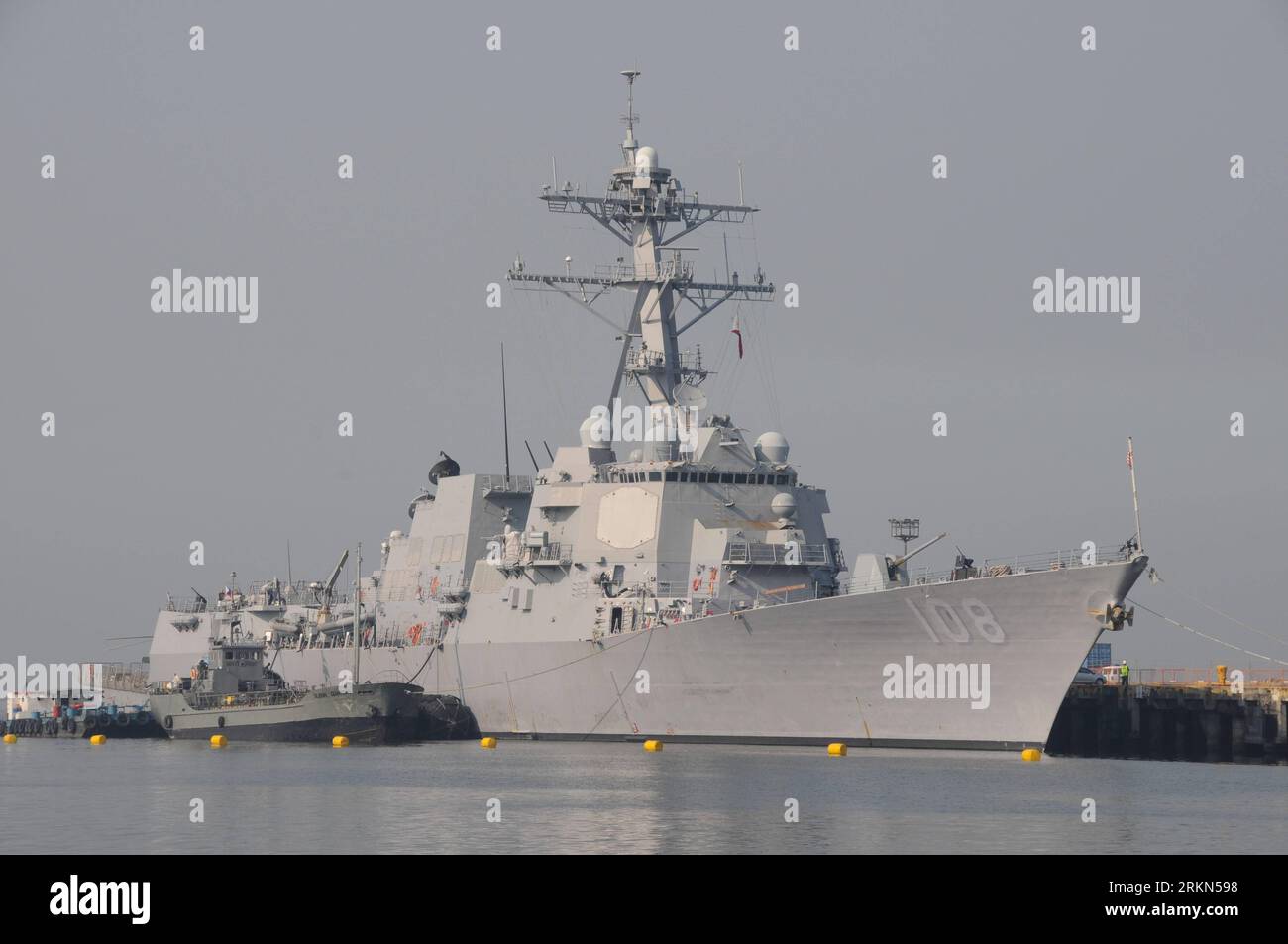 Bildnummer : 56985013 Datum : 30.01.2012 Copyright : imago/Xinhua (120130) -- MANILLE, 30 janvier 2012 (Xinhua) -- le destroyer de missiles guidés USS Wayne E. Meyer (DDG-108) accoste dans la baie de Manille, aux Philippines, 30 janvier 2012. Deux navires de la marine américaine ont visité les Philippines pour des escales portuaires de routine récemment. Le destroyer de missiles guidés USS Wayne E. Meyer (DDG-108) arriva dans la baie de Manille, et l'USS Chafee (DDG-90) visita le port de Cebu. L'USS Wayne E. Meyer et l'USS Chafee sont ici pour s'engager avec leurs homologues des Forces armées des Philippines et réaliser des projets de relations communautaires, AS Banque D'Images