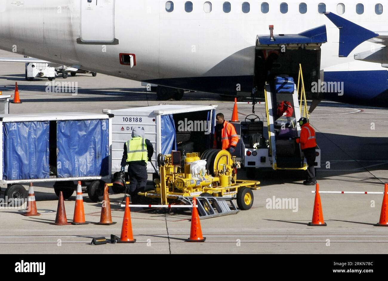 Bildnummer : 57015344 Datum : 03.02.2012 Copyright : imago/Xinhua (120203) -- WASHINGTON, 3 février 2012 (Xinhua) -- des membres du personnel travaillent à l'aéroport national Reagan de Washtington D.C., 3 février 2012. Le taux de chômage américain a légèrement baissé à 8,3 pour cent le mois dernier, contre 8,5 pour cent en décembre 2011, preuve d'une amélioration du marché du travail, le ministère du travail a rapporté vendredi. (Xinhua/Fang Zhe) (zx) États-Unis-WASHINGTON-TAUX DE CHÔMAGE PUBLICATIONxNOTxINxCHN Wirtschaft Verkehr Luftfahrt Gesellschaft Arbeitswelten xjh x1x 2012 quer o0 Gepäck transport einladen Flugzeug 57015344 Date 03 02 2012 Co Banque D'Images