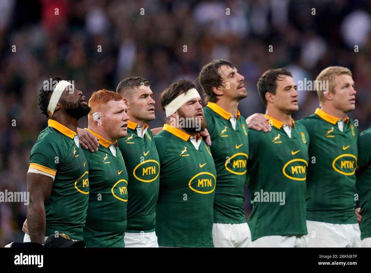 L'Africain Siya Kolisi (à gauche) chante l'hymne national avant le match international au Twickenham Stadium, Londres. Date de la photo : Vendredi 25 août 2023. Banque D'Images