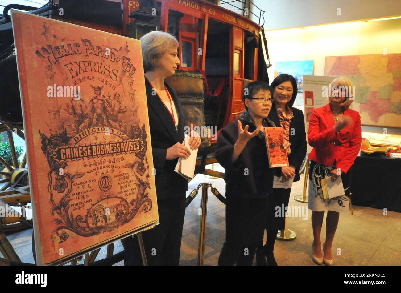 Bildnummer : 57048144 Datum : 09.02.2012 Copyright : imago/Xinhua (120210) -- SAN FRANCISCO, 10 février 2012 (Xinhua) -- Un historien (2e L) présente un registre des maisons d'affaires de China Town publié en 1878 au Wells Fargo Museum à San Francisco, aux États-Unis, le 9 février 2012. Le Wells Fargo a affiché un lot de photos de fichiers et de copies de reliques culturelles de ses clients chinois au 19e siècle ici jeudi pour montrer ses 160 ans d'histoire avec la communauté chinoise. (Xinhua/Liu Yilin) U.S.-WELLS FARGO MUSEUM-CHINESE CLIENTS-EXHIBITION PUBLICATIONxNOTxINxCHN Gesellschaft USA Kultur Ausstellung xns x Banque D'Images