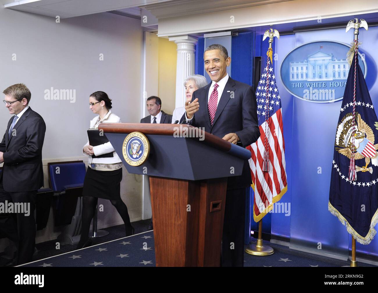 Bildnummer : 57052948 Datum : 10.02.2012 Copyright : imago/Xinhua (120210) -- WASHINGTON, 10 février 2012 (Xinhua) -- le président américain Barack Obama (à droite) prononce une déclaration à la Maison Blanche à Washington D.C., capitale des États-Unis, le 10 février 2012. Obama a annoncé vendredi un compromis qui visait à apaiser les inquiétudes des organisations religieuses sur une nouvelle règle fédérale qui oblige la plupart des employeurs affiliés à des religions à fournir une couverture gratuite de contrôle des naissances. (Xinhua/Zhang Jun) (zx) U.S.-WASHINGTON-OBAMA-CONTRÔLE DES NAISSANCES PUBLICATIONxNOTxINxCHN People Politik xjh x0x premiumd 2012 quer 570 Banque D'Images