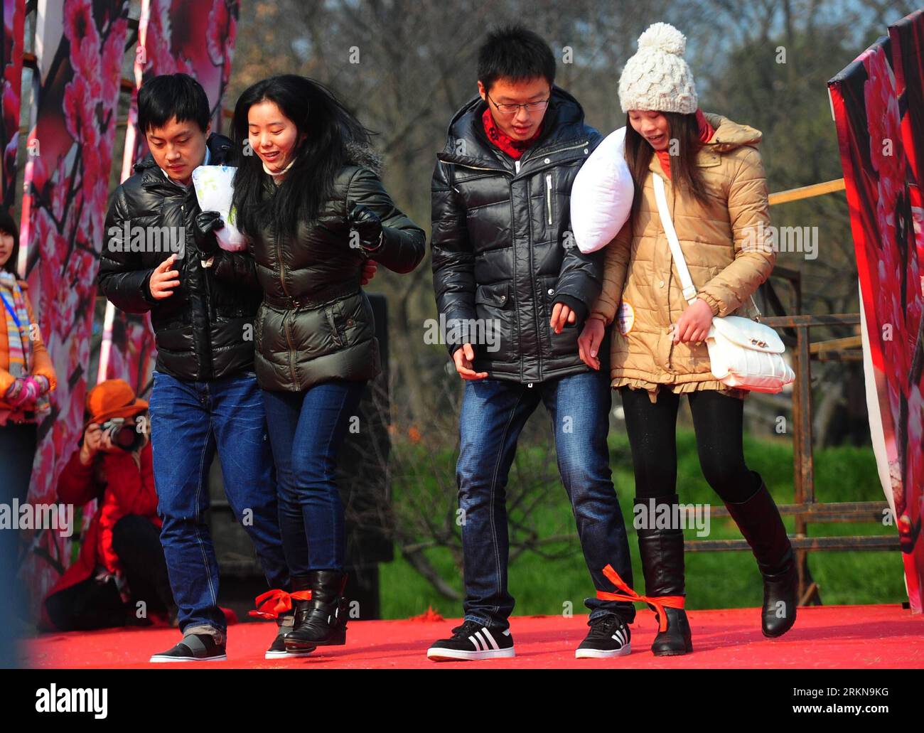 Bildnummer : 57054600 Datum : 11.02.2012 Copyright : imago/Xinhua (120211) -- WUHAN, 11 février 2012 (Xinhua) -- les jeunes célibataires participent à un jeu coopératif lors d'une assemblée à date aveugle tenue dans le jardin de Plum, qui se trouve à côté du lac Donghu, à Wuhan, capitale de la province du Hubei en Chine centrale, le 11 février 2012. Ayant lieu ici samedi, à l'approche finale de la Saint-Valentin, l'événement a attiré à la fois les jeunes célibataires et leurs parents. (Xinhua/Cheng min) (lxh) (lmm) CHINA-HUBEI-WUHAN-BLIND DATE ASSEMBLY (CN) PUBLICATIONxNOTxINxCHN Gesellschaft x2x 2012 quer o0 Valentinstag, Partnersuche, sin Banque D'Images