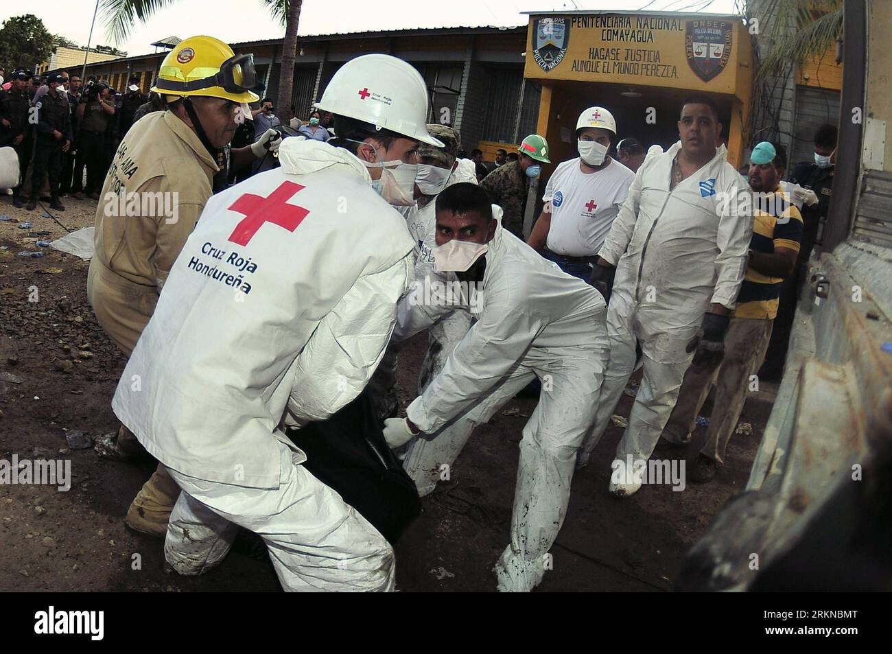 Bildnummer : 57076837 Datum : 15.02.2012 Copyright : imago/Xinhua (120216) -- COMAYAGUA, 16 février 2012 (Xinhua) -- des médecins légistes portent le corps d'une victime tuée dans un incendie de prison à Comayagua, Honduras, le 15 février 2012. Au moins 350 ont été tués lors d'un incendie dans la prison de Comayagua mardi soir. Selon les autorités, les causes de l'incendie sont encore inconnues. (Xinhua/Rafael Ochoa) (axy) HONDURAS-COMAYAGUA-PRISON FIRE PUBLICATIONxNOTxINxCHN Gesellschaft Gefängnis Feuer Brand Unglück premiumd xns x0x 2012 quer 57076837 Date 15 02 2012 Copyright Imago XINHUA février 16 2012 XINHUA fore Banque D'Images