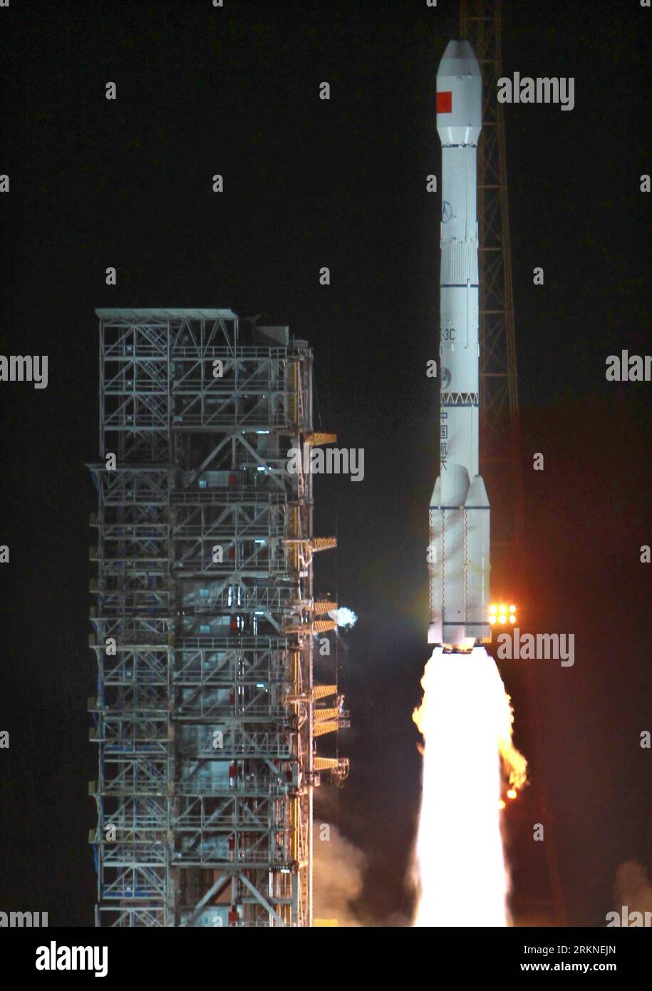 Bildnummer : 57105919 Datum : 25.02.2012 Copyright : imago/Xinhua (120225) -- XICHANG, 25 février 2012 (Xinhua) -- Une fusée longue March-3C décolle au centre de lancement de Xichang dans la province du Sichuan, le 25 février 2012. La Chine a lancé avec succès un satellite dans l'espace samedi, le 11e de son réseau mondial indigène de navigation et de positionnement connu sous le nom de Beidou, ou système Compass. (Xinhua/Fan Jun) (zhs) CHINA-XICHANG-NAVIGATION-SATELLITE-LAUNCH (CN) PUBLICATIONxNOTxINxCHN Gesellschaft Raumfahrt Rakete Start Raketentart Abschussrampe x0x xst premiumd 2012 hoch 57105919 Banque D'Images