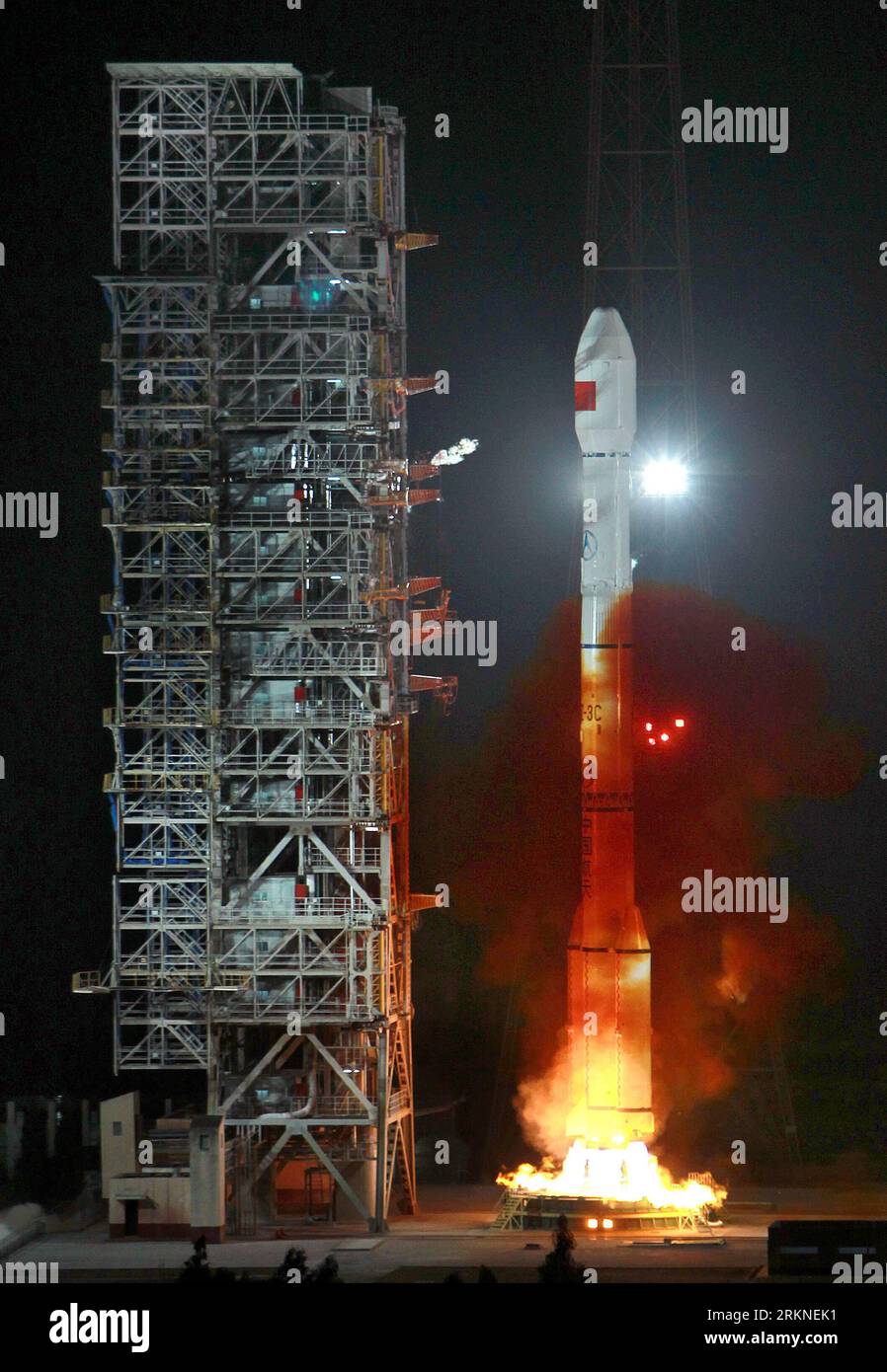 Bildnummer : 57105920 Datum : 25.02.2012 Copyright : imago/Xinhua (120225) -- XICHANG, 25 février 2012 (Xinhua) -- Une fusée longue March-3C décolle au centre de lancement de Xichang dans la province du Sichuan, le 25 février 2012. La Chine a lancé avec succès un satellite dans l'espace samedi, le 11e de son réseau mondial indigène de navigation et de positionnement connu sous le nom de Beidou, ou système Compass. (Xinhua/Fan Jun) (zhs) CHINA-XICHANG-NAVIGATION-SATELLITE-LAUNCH (CN) PUBLICATIONxNOTxINxCHN Gesellschaft Raumfahrt Rakete Start Raketentart Abschussrampe x0x xst premiumd 2012 hoch 57105920 Banque D'Images