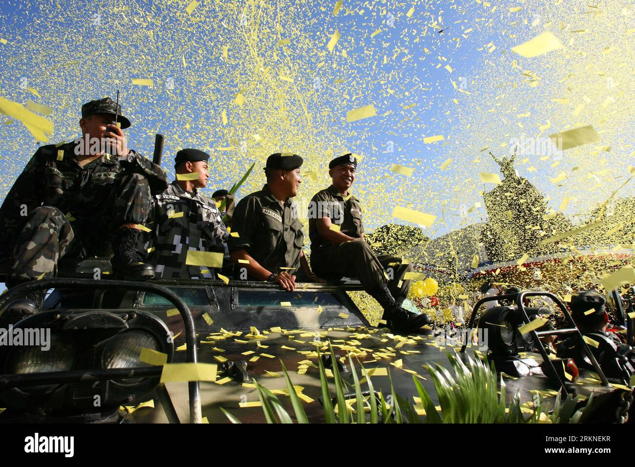 Bildnummer : 57106349 Datum : 25.02.2012 Copyright : imago/Xinhua (120225) -- MANILLE, 25 février 2012 (Xinhua) -- les confettis pleuvent sur des soldats assis au-dessus d'un porte-avions pré-blindé alors qu'ils reproduisaient les événements menant à la Révolution du pouvoir à Quezon City, aux Philippines, le 25 février 2012. Samedi, les Philippins ont célébré le 26e anniversaire de la Révolution du pouvoir, un événement qui a renversé la dictature de l'ancien président FerdinandxMarcos. (Xinhua/Rouelle Umali) (lyx) THE PHILIPPINES-MANILLE-PEOPLE POWER REVOLUTION-ANNIVERSARY PUBLICATIONxNOTxINxCHN Gesellschaft Jahrestag Jubiläum Banque D'Images