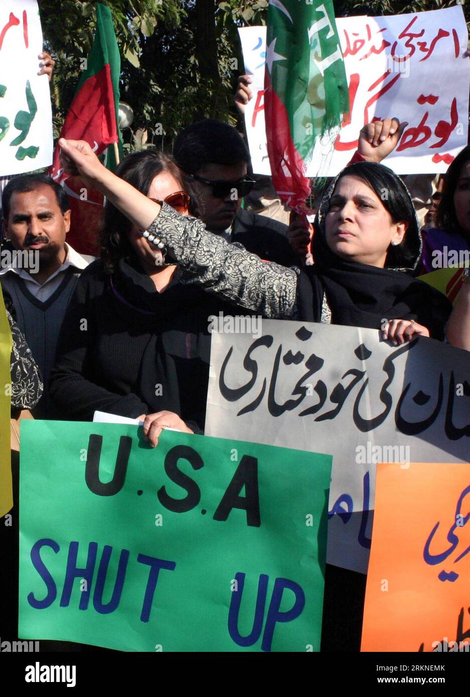 Bildnummer : 57105935 Datum : 25.02.2012 Copyright : imago/Xinhua (120224) -- LAHORE, 24 février 2012 (Xinhua) -- les Pakistanais portent des pancartes lorsqu'ils crient des slogans anti-américains lors d'une manifestation dans l'est du Pakistan, Lahore, le 24 février 2012. Le Premier ministre pakistanais YousufxRazaxGilani a condamné la semaine dernière une résolution présentée par un législateur américain appelant à l'autodétermination dans la province agitée du Baloutchistan. (Xinhua/Sajjad) PAKISTAN-LAHORE-PROTEST-US PUBLICATIONxNOTxINxCHN Gesellschaft Politik Protest Demo x1x xst premiumd 2012 hoch 57105935 Date 25 02 2012 Copyright Imago XINHUA Lahore février 24 2012 Banque D'Images