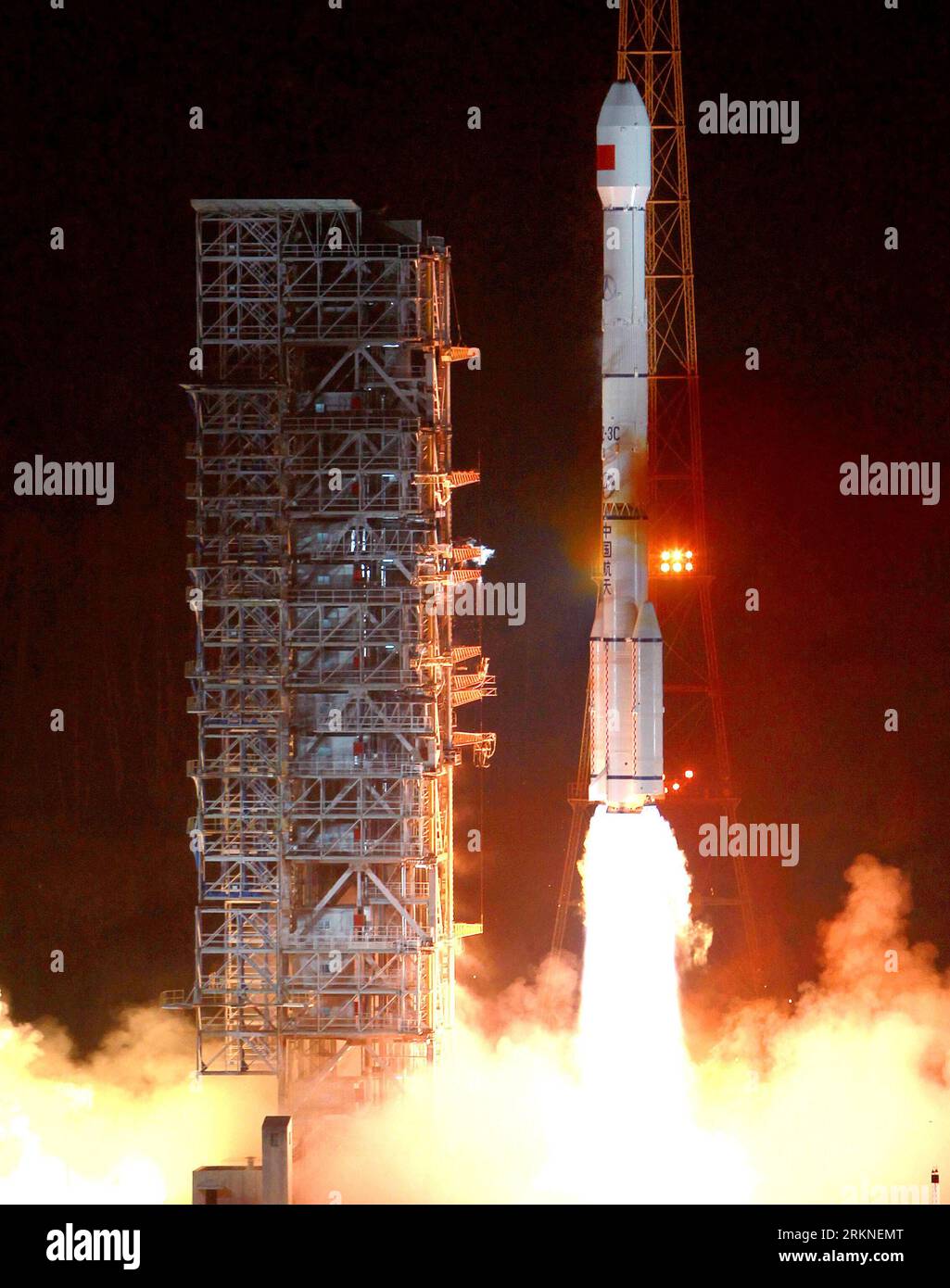 Bildnummer : 57105921 Datum : 25.02.2012 Copyright : imago/Xinhua (120225) -- XICHANG, 25 février 2012 (Xinhua) -- Une fusée longue March-3C décolle au centre de lancement de Xichang dans la province du Sichuan, le 25 février 2012. La Chine a lancé avec succès un satellite dans l'espace samedi, le 11e de son réseau mondial indigène de navigation et de positionnement connu sous le nom de Beidou, ou système Compass. (Xinhua/Fan Jun) (zhs) CHINA-XICHANG-NAVIGATION-SATELLITE-LAUNCH (CN) PUBLICATIONxNOTxINxCHN Gesellschaft Raumfahrt Rakete Start Raketentart Abschussrampe x0x xst premiumd 2012 hoch 57105921 Banque D'Images