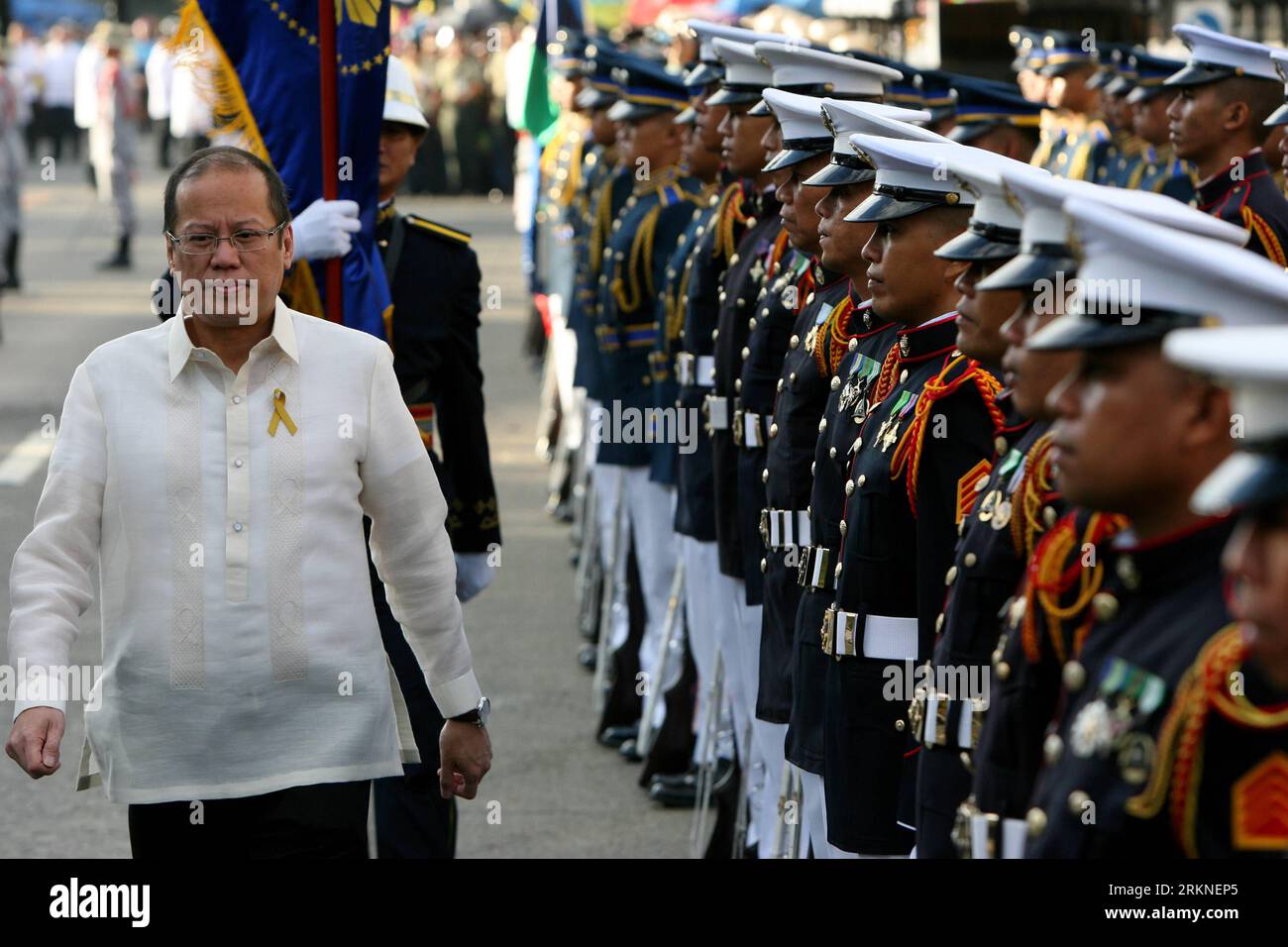 Bildnummer : 57106386 Datum : 25.02.2012 Copyright : imago/Xinhua (120225) -- MANILLE, 25 février 2012 (Xinhua) -- le président philippin Benigno Noynoy Aquino III inspecte la garde d'honneur lors de la commémoration du 26e anniversaire de la Révolution du pouvoir à Quezon City, aux Philippines, le 25 février 2012. Samedi, les Philippins ont célébré le 26e anniversaire de la Révolution du pouvoir, un événement qui a renversé la dictature de l'ancien président FerdinandxMarcos. (Xinhua/Rouelle Umali) (lyx) LES PHILIPPINES-MANILLE-LE PEUPLE POWER REVOLUTION-ANNIVERSAIRE PUBLICATIONxNOTxINxCHN People Politik Jahrestag J Banque D'Images