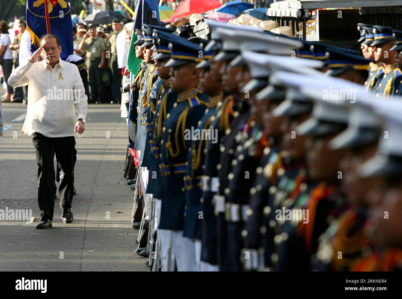 Bildnummer : 57106388 Datum : 25.02.2012 Copyright : imago/Xinhua (120225) -- MANILLE, 25 février 2012 (Xinhua) -- le président philippin Benigno Noynoy Aquino III inspecte la garde d'honneur lors de la commémoration du 26e anniversaire de la Révolution du pouvoir à Quezon City, aux Philippines, le 25 février 2012. Les Philippins ont célébré le 26e anniversaire de la Révolution du pouvoir, un événement qui a renversé la dictature de l'ancien président FerdinandxMarcos. (Xinhua/Rouelle Umali) (lyx) LES PHILIPPINES-MANILLE-LE PEUPLE POWER REVOLUTION-ANNIVERSAIRE PUBLICATIONxNOTxINxCHN People Politik Jahrestag Jubiläum Revo Banque D'Images