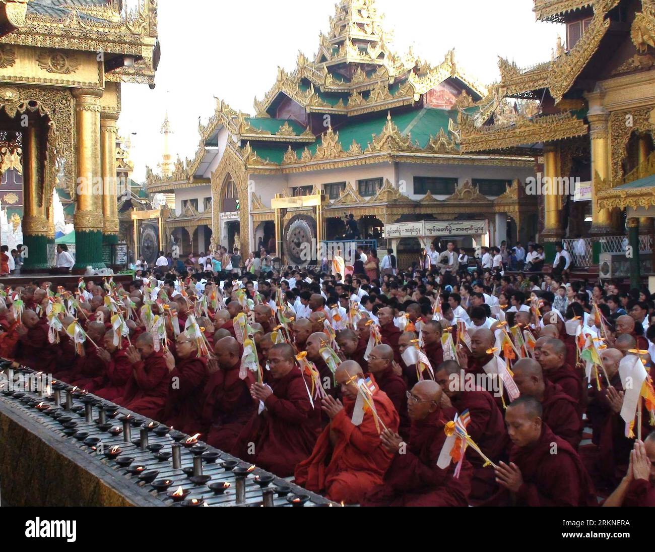 Bildnummer : 57107052 Datum : 25.02.2012 Copyright : imago/Xinhua (120225) -- YANGON, 25 février 2012 (Xinhua) -- Un total de 2 600 moines vénérables récitent un sutra à la pagode Shwedagon pour marquer le 2600e anniversaire de la célèbre pagode Shwedagon à Yangon, Myanmar, le 25 février 2012. (Xinhua/U Aung) (dtf) MYANMAR-YANGON-SHWEDAGON PAGODE-2,600TH ANNIVERSAIRE-CÉLÉBRATION PUBLICATIONxNOTxINxCHN Gesellschaft religion Buddhismus Pagode Jubiläum Jahrestag 2600 Tempel Mönch xns x0x 2012 quer 57107052 Date 25 02 2012 Copyright Imago XINHUA Yangon février 25 2012 XINHUA un total de 2 600 moines Reci Banque D'Images
