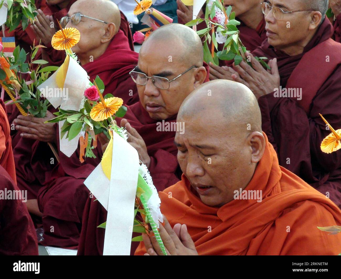 Bildnummer : 57107053 Datum : 25.02.2012 Copyright : imago/Xinhua (120225) -- YANGON, 25 février 2012 (Xinhua) -- Un total de 2 600 moines vénérables récitent un sutra à la pagode Shwedagon pour marquer le 2600e anniversaire de la célèbre pagode Shwedagon à Yangon, Myanmar, le 25 février 2012. (Xinhua/U Aung) (dtf) MYANMAR-YANGON-SHWEDAGON PAGODE-2,600TH ANNIVERSAIRE-CÉLÉBRATION PUBLICATIONxNOTxINxCHN Gesellschaft religion Buddhismus Pagode Jubiläum Jahrestag 2600 Tempel Mönch xns x0x 2012 quer 57107053 Date 25 02 2012 Copyright Imago XINHUA Yangon février 25 2012 XINHUA un total de 2 600 moines Reci Banque D'Images