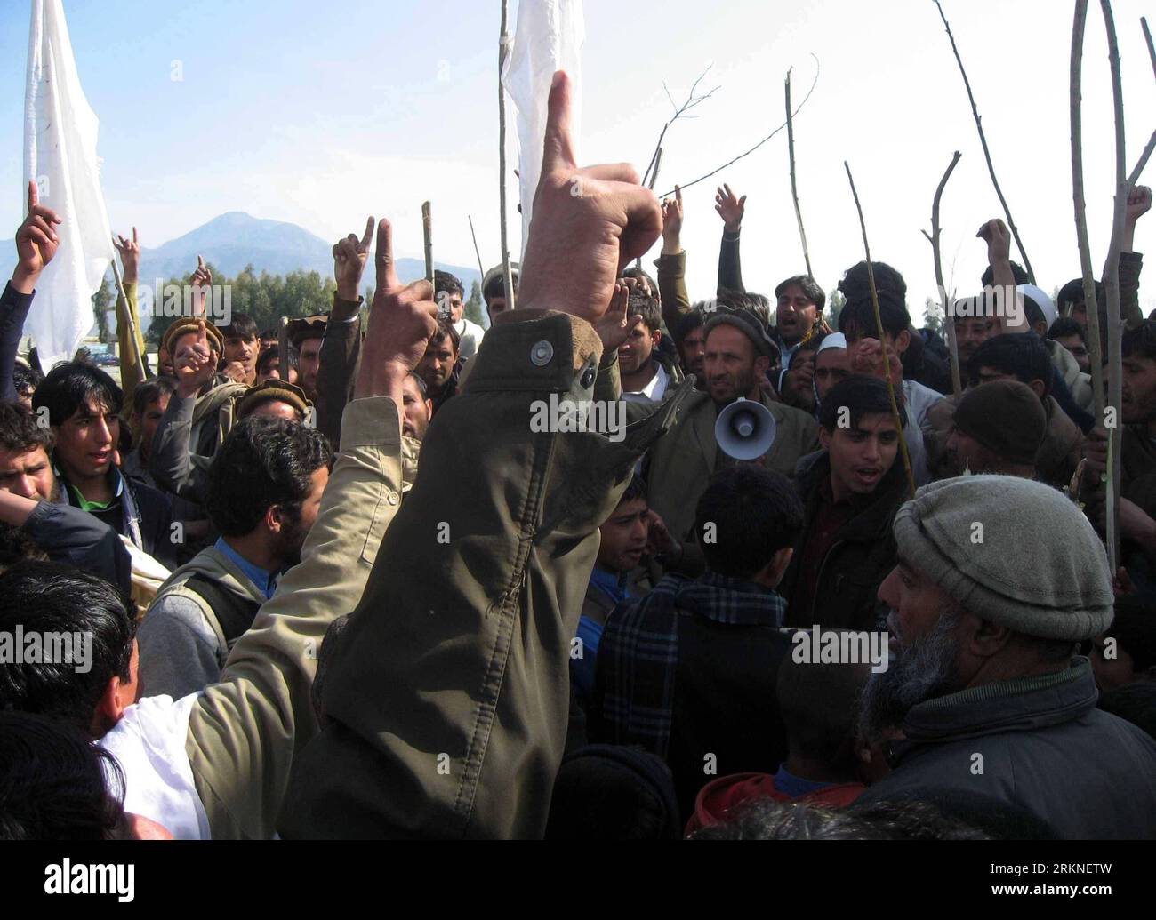 Bildnummer : 57107047 Datum : 25.02.2012 Copyright : imago/Xinhua (120225) -- KABOUL, 25 février 2012 (Xinhua) -- des manifestants afghans prennent part à une manifestation contre la profanation du Coran dans la province de Laghman, Afghanistan, le 25 février 2012. La manifestation contre l'incendie du Coran dans la province de Laghman, à 90 km à l'est de la capitale Kaboul, a repris samedi et a dégénéré en violence lorsque des coups de feu ont été entendus. (Xinhua/Tahir Safi) (dzl) AFGHANISTAN-KABUL-CORAN-PROTEST PUBLICATIONxNOTxINxINxCHN Gesellschaft Demo Protest Coran Verbrennung Koranverbrennung Premiumd x0x 2012 quer 57107047 Date 25 02 2012 Copyright Imago Banque D'Images