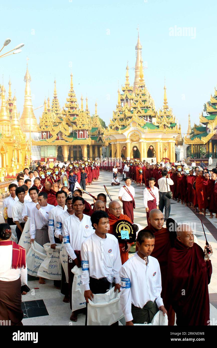Bildnummer : 57107050 Datum : 25.02.2012 Copyright : imago/Xinhua (120225) -- YANGON, 25 février 2012 (Xinhua) -- des moines vénérables et des adeptes bouddhistes se promènent à la pagode Shwedagon pour marquer le 2600e anniversaire de la célèbre pagode Shwedagon à Yangon, Myanmar, le 25 février 2012. (Xinhua/U Aung) (dtf) MYANMAR-YANGON-SHWEDAGON PAGODE-2,600TH ANNIVERSAIRE-CÉLÉBRATION PUBLICATIONxNOTxINxCHN Gesellschaft religion Buddhismus Pagode Jubiläum Jahrestag 2600 Tempel Mönch xns x0x 2012 hoch 57107050 Date 25 02 2012 Copyright Imago XINHUA Yangon février 25 2012 XINHUA Monks Along Wit Banque D'Images