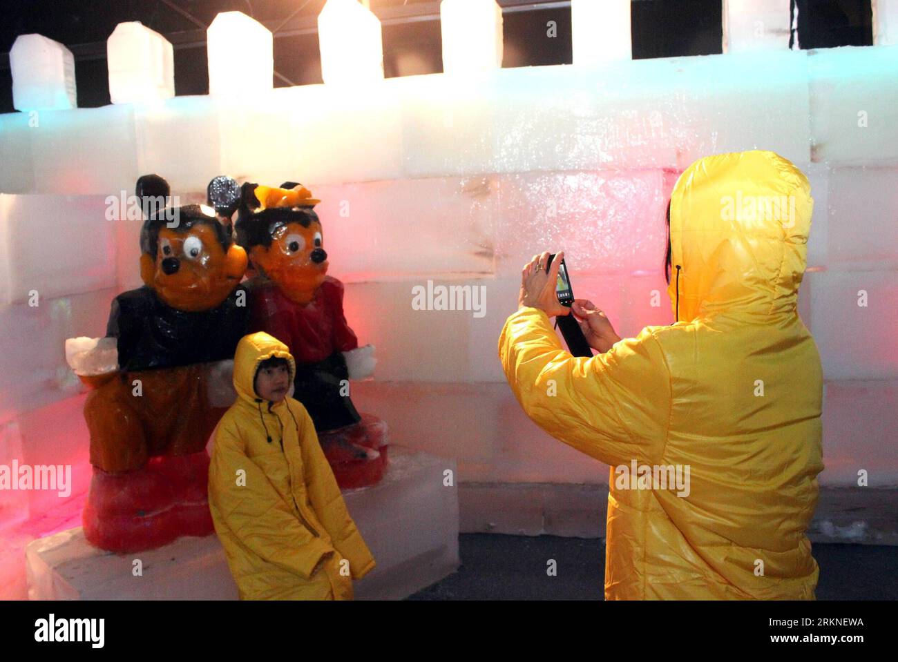 Bildnummer : 57107048 Datum : 25.02.2012 Copyright : imago/Xinhua (120225) -- YANGON, 25 février 2012 (Xinhua) -- les visiteurs prennent des photos devant des sculptures de glace lors du spectacle des merveilles de glace à Yangon, Myanmar, le 25 février 2012. (Xinhua/U Aung) (dzl) MYANMAR-YANGON-ICE WONDERLAND PUBLICATIONxNOTxINxCHN Gesellschaft EIS Skulptur Eisskulptur xns x0x 2012 quer 57107048 Date 25 02 2012 Copyright Imago XINHUA Yangon février 25 2012 XINHUA visiteurs prend des photos devant LA GLACE sculptures AU salon ICE Wonderland à Yangon Myanmar février 25 2012 XINHUA U Aung dzl Myanmar Yangon ICE Wonderland PUBLICATIONxN Banque D'Images