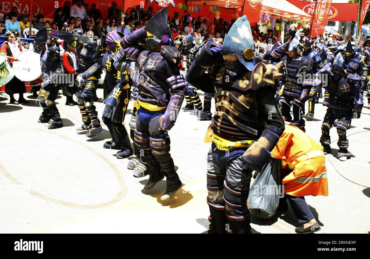 Bildnummer : 57109056 Datum : 25.02.2012 Copyright : imago/Xinhua (120226) -- COCHABAMBA (BOLIVIE), 26 février 2012 (Xinhua) -- les révélateurs se produisent lors du défilé du carnaval de Cochabamba à Cochabamba, Bolivie, le 25 février 2012. (Xinhua/Jose Lirauze) (nxl) BOLIVIA-COCHABAMBA-CARNIVAL-PARADE PUBLICATIONxNOTxINxCHN Gesellschaft Karneval Strassenparade Strassenumzug Karnevalsumzug xns x0x 2012 quer Highlight kurios Komik 57109056 Date 25 02 2012 Copyright Imago XINHUA Cochabamba Bolivie février 26 2012 XINHUA Revelle se produit lors du défilé du Carnaval de Cochabamba à Cochabamba Bolivie LE 25 2012 février X. Banque D'Images