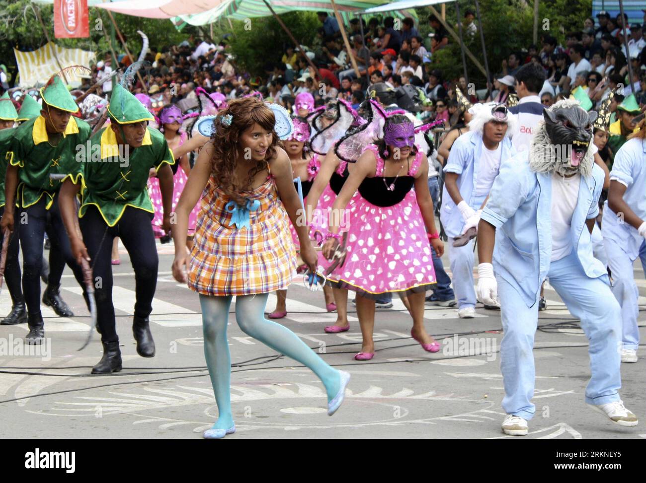 Bildnummer : 57109054 Datum : 25.02.2012 Copyright : imago/Xinhua (120226) -- COCHABAMBA (BOLIVIE), 26 février 2012 (Xinhua) -- les révélateurs se produisent lors du défilé du carnaval de Cochabamba à Cochabamba, Bolivie, le 25 février 2012. (Xinhua/Jose Lirauze) (nxl) BOLIVIA-COCHABAMBA-CARNIVAL-PARADE PUBLICATIONxNOTxINxCHN Gesellschaft Karneval Strassenparade Strassenumzug Karnevalsumzug xns x0x 2012 quer 57109054 Date 25 02 2012 Copyright Imago XINHUA Cochabamba Bolivie février 26 2012 XINHUA Revelle se produit lors du défilé du Carnaval de Cochabamba à Cochabamba Bolivie LE 25 2012 février XINHUA Jose Lirauze nxl Banque D'Images