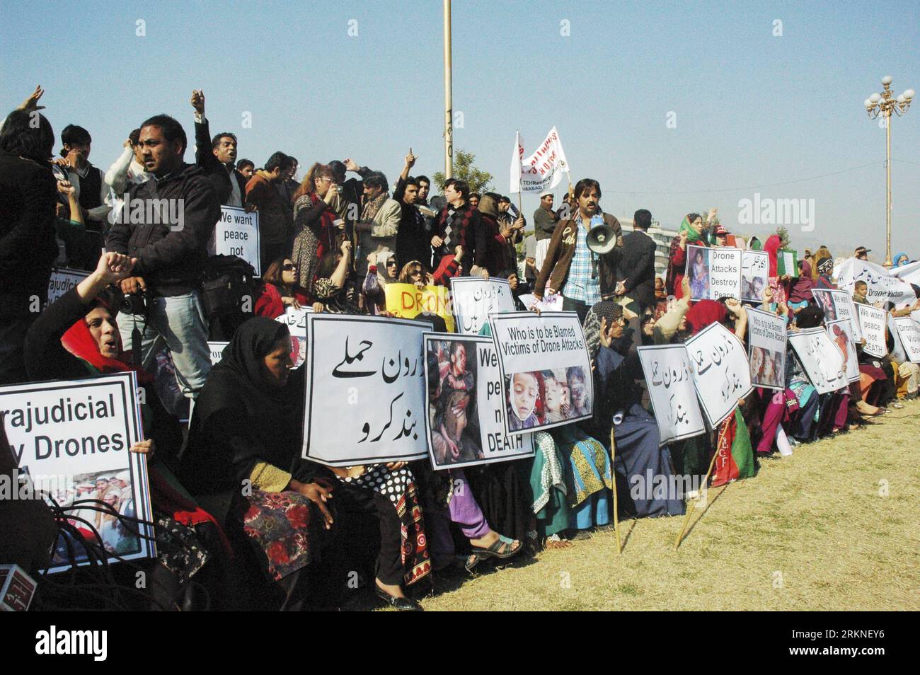 Bildnummer : 57109068 Datum : 25.02.2012 Copyright : imago/Xinhua (120225) -- ISLAMABAD, 25 février 2012 (Xinhua) -- des villageois tribaux pakistanais et des locaux participent à un rassemblement pour condamner les attaques de drones américains près de President House à Islamabad, capitale du Pakistan, le 25 février 2012. Des centaines de membres de tribus pakistanaises et leurs partisans politiques ont commencé samedi un sit-in de deux jours à Islamabad contre les frappes de drones américains dans les régions tribales. (Xinhua/Ahmad Kamal) (zx) PAKISTAN-ISLAMABAD-RALLYE-États-Unis DRONE PUBLICATIONxNOTxINxCHN Politik Demo Protest USA Drohne Unbemannte Drohnenangriff Angriff premiumd Banque D'Images