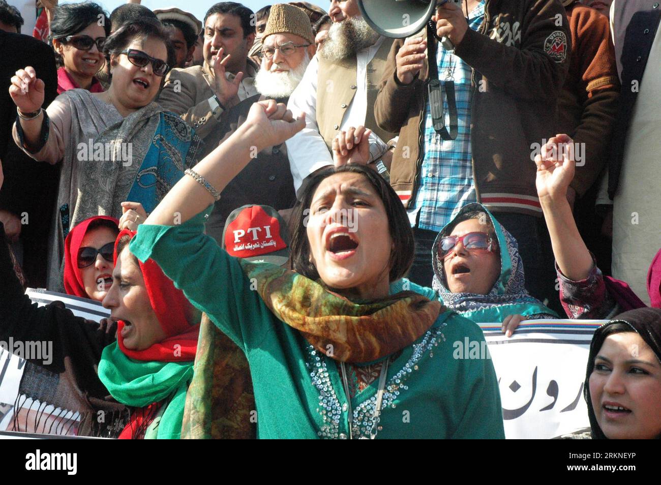 Bildnummer : 57109066 Datum : 25.02.2012 Copyright : imago/Xinhua (120225) -- ISLAMABAD, 25 février 2012 (Xinhua) -- des villageois tribaux pakistanais et des locaux participent à un rassemblement pour condamner les attaques de drones américains près de President House à Islamabad, capitale du Pakistan, le 25 février 2012. Des centaines de membres de tribus pakistanaises et leurs partisans politiques ont commencé samedi un sit-in de deux jours à Islamabad contre les frappes de drones américains dans les régions tribales. (Xinhua/Ahmad Kamal) (zx) PAKISTAN-ISLAMABAD-RALLYE-États-Unis DRONE PUBLICATIONxNOTxINxCHN Politik Demo Protest USA Drohne Unbemannte Drohnenangriff Angriff premiumd Banque D'Images