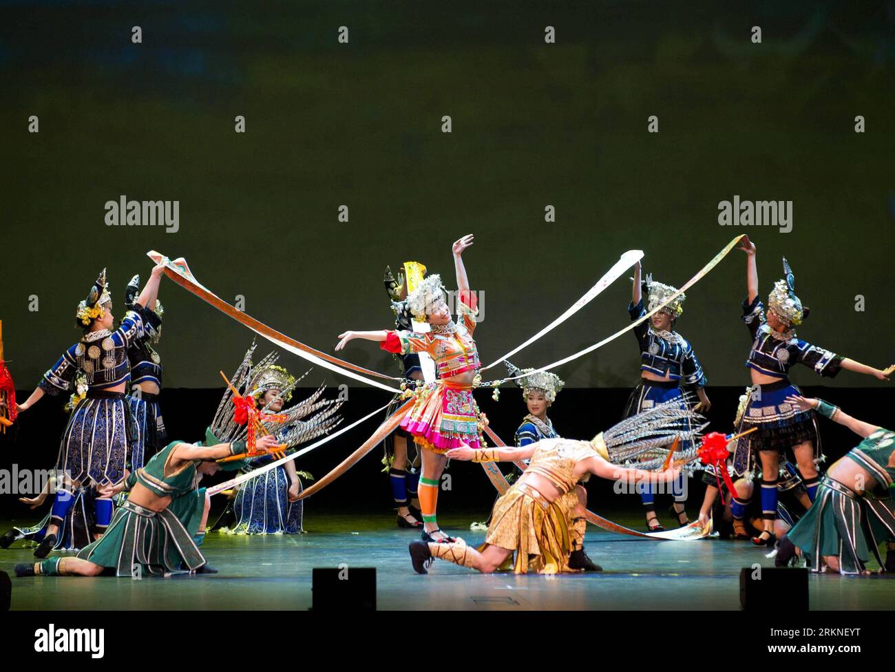 Bildnummer : 57107636 Datum : 25.02.2012 Copyright : imago/Xinhua (120225) -- MELBOURNE, 25 février 2012 (Xinhua) -- des danseurs de la compagnie de chant et de danse folklorique du sud-ouest de la Chine, la province du Guizhou, se produisent à Melbourne, en Australie, le 25 février 2012. Près de 2 000 spectateurs ont regardé l'émission. (Xinhua/Bai Xue) (dzl) AUSTRALIE-CHINESE-FOLK DANSE-PERFORMANCE PUBLICATIONxNOTxINxCHN Kultur Tanz Aktion x0x xsk 2012 quer 57107636 Date 25 02 2012 Copyright Imago XINHUA Melbourne février 25 2012 des danseurs XINHUA de la Folk Song and Dance Company du sud-ouest de la Chine S Guizhou province se produisent à Melbourne Aust Banque D'Images