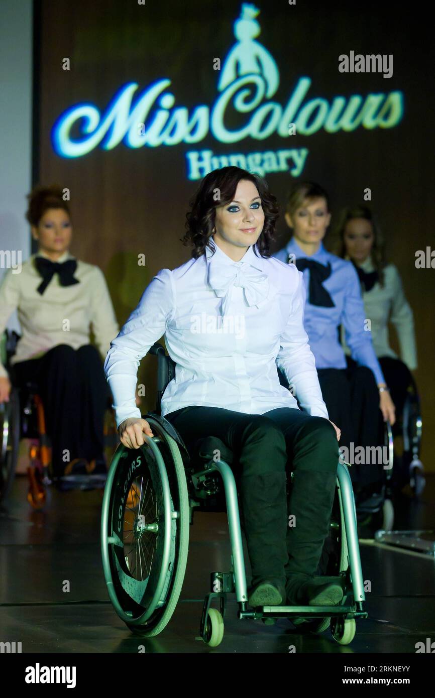 Bildnummer : 57108105 Datum : 25.02.2012 Copyright : imago/Xinhua (120226) -- BUDAPEST, 26 février 2012 (Xinhua) -- les concurrents prennent part au concours de beauté Miss Colours pour les utilisateurs de fauteuils roulants, dans la capitale hongroise Budapest, le 25 février 2012. (Xinhua/Attila Volgyi) (nxl) HONGRIE-BUDAPEST-CONCOURS DE BEAUTÉ-FAUTEUIL ROULANT PUBLICATIONxNOTxINxCHN Gesellschaft Kultur Misswahl Schönheitswettbewerb Rollstuhl Behinderung behindert Frau xdp x0x premiumd 2012 hoch 57108105 Date 25 02 2012 Copyright Imago XINHUA Budapest février 26 2012 les concurrents DE XINHUA participent au concours Miss Colours Beauty pour Wheelch Banque D'Images