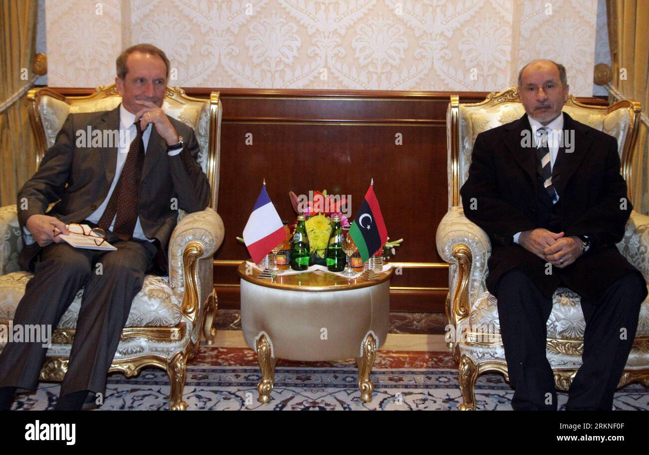 Bildnummer : 57107649 Datum : 25.02.2012 Copyright : imago/Xinhua (120225) -- TRIPOLI, 25 février 2012 (Xinhua) -- le ministre français de la Défense, Gerard Longuet (G), rencontre Mustafa Abdel Jalil, président du Conseil national de transition libyen (CNT) au pouvoir, à Tripoli, Libye, le 25 février 2012. (Xinhua/Hamza Turkia) (dzl) LIBYE-TRIPOLI-MINISTRE FRANÇAIS de la défense-VISITE PUBLICATIONxNOTxINxCHN People Politik x0x xsk 2012 quer 57107649 Date 25 02 2012 Copyright Imago XINHUA Tripoli février 25 2012 XINHUA les ministres français de la Défense Gérard l rencontrent le président de la transition nationale libyenne au pouvoir Banque D'Images
