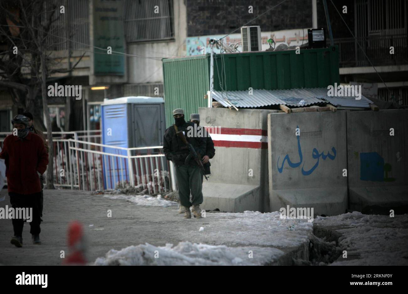 Bildnummer : 57107661 Datum : 25.02.2012 Copyright : imago/Xinhua (120225) -- KABOUL, 25 février 2012 (Xinhua) -- la police afghane tient la garde à la porte du ministère de l'intérieur à Kaboul, capitale de l'Afghanistan, le 25 février 2012. Des coups de feu ont éclaté à l'intérieur du ministère afghan de l'intérieur samedi et deux étrangers ont été tués, a déclaré un officier de police. (Xinhua/Ahmad Massoud) (dzl) AFGHANISTAN-KABOUL-INTÉRIEUR MINISTÈRE-SHOT PUBLICATIONxNOTxINxCHN Politik x2x xsk 2012 quer o0 Démo, manifestation, Coran, Verbrennung, Koranverbrennung, Polizei, Polizist, Sicherheit 57107661 Date 25 02 2012 Copyright Imago XINHU Banque D'Images