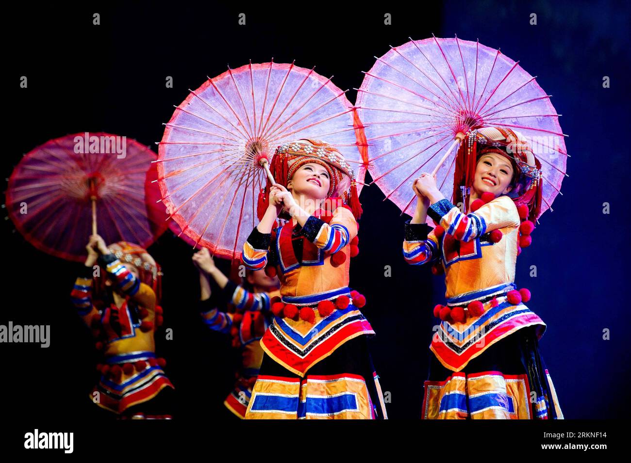 Bildnummer : 57107635 Datum : 25.02.2012 Copyright : imago/Xinhua (120225) -- MELBOURNE, 25 février 2012 (Xinhua) -- des danseurs de la compagnie de chant et de danse folklorique du sud-ouest de la Chine, la province du Guizhou, se produisent à Melbourne, en Australie, le 25 février 2012. Près de 2 000 spectateurs ont regardé l'émission. (Xinhua/Bai Xue) (dzl) AUSTRALIE-CHINESE-FOLK DANSE-PERFORMANCE PUBLICATIONxNOTxINxCHN Kultur Tanz Aktion x0x xsk 2012 quer 57107635 Date 25 02 2012 Copyright Imago XINHUA Melbourne février 25 2012 des danseurs XINHUA de la Folk Song and Dance Company du sud-ouest de la Chine S Guizhou province se produisent à Melbourne Aust Banque D'Images
