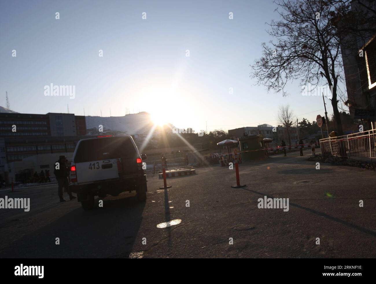 Bildnummer : 57107662 Datum : 25.02.2012 Copyright : imago/Xinhua (120225) -- KABOUL, 25 février 2012 (Xinhua) -- la police afghane tient la garde à la porte du ministère de l'intérieur à Kaboul, capitale de l'Afghanistan, le 25 février 2012. Des coups de feu ont éclaté à l'intérieur du ministère afghan de l'intérieur samedi et deux étrangers ont été tués, a déclaré un officier de police. (Xinhua/Ahmad Massoud) (dzl) AFGHANISTAN-KABOUL-INTÉRIEUR MINISTÈRE-SHOT PUBLICATIONxNOTxINxCHN Politik x2x xsk 2012 quer o0 Démo, manifestation, Coran, Verbrennung, Koranverbrennung, Polizei, Polizist, Sicherheit 57107662 Date 25 02 2012 Copyright Imago XINHU Banque D'Images