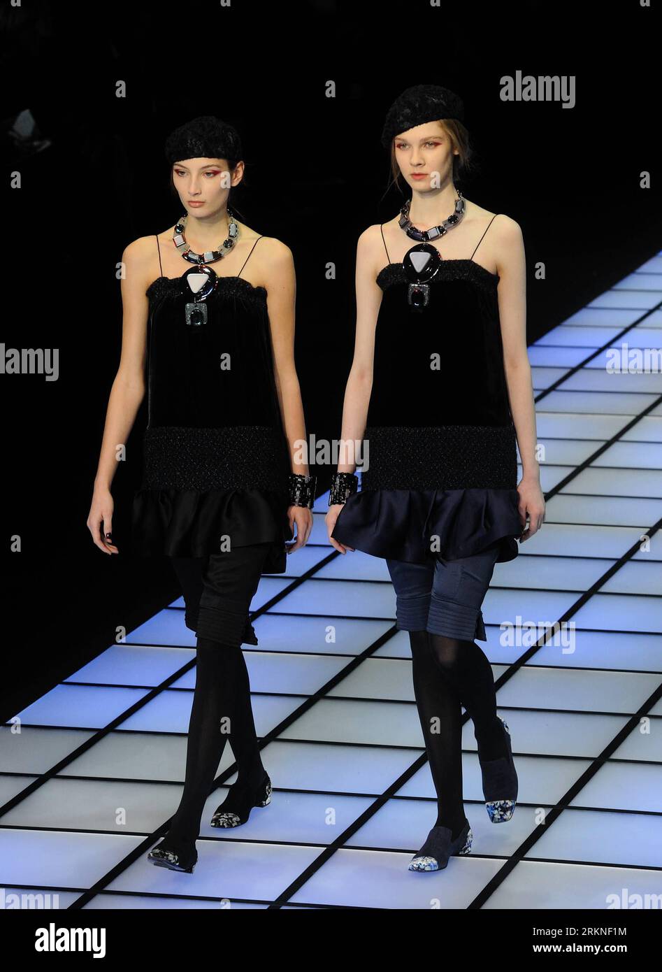 Bildnummer : 57108112 Datum : 25.02.2012 Copyright : imago/Xinhua (120226) -- MILAN, 26 février 2012 (Xinhua) -- des mannequins présentent des créations de la marque italienne Emporio Armani lors de la Fashion week de Milan vêtements pour femmes automne/hiver 2012 à Milan, Italie, 25 février 2012. (Xinhua/Wang Qingqin) (zhs) ITALY-MILAN-FASHION WEEK-EMPORIO ARMANI PUBLICATIONxNOTxINxCHN Kultur Entertainment Fashion Modenschau Modewoche Mailand Damenmode xdp x0x premiumd 2012 hoch 57108112 Date 25 02 2012 Copyright Imago XINHUA Milan Fév 26 2012 XINHUA Models présentent des créations de la marque de mode italienne Emporio AR Banque D'Images