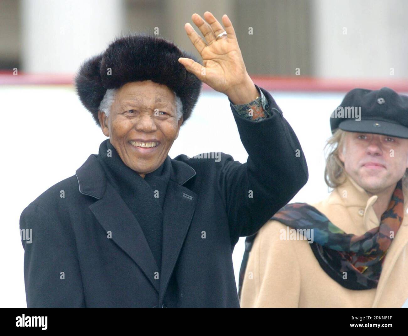 Bildnummer : 57108124 Datum : 25.02.2012 Copyright : imago/Xinhua (120225) -- BEIJING, 25 février 2012 (Xinhua) -- une photo prise le 3 février 2005 montre que l'ancien président sud-africain Nelson Mandela fait signe à l'auditoire de son discours sur Trafagar Square à Londres, en Grande-Bretagne. Nelson Mandela a été admis à l’hôpital, a annoncé la présidence sud-africaine le 25 février 2012. La présidence a déclaré dans une déclaration que les médecins conseillaient une attention médicale spécialisée appropriée en raison de sa plainte abdominale de longue date. (Xinhua/Cheng min) (lr) AFRIQUE DU SUD-NELSON MANDELA-PLAINTE ABDOMINALE P Banque D'Images