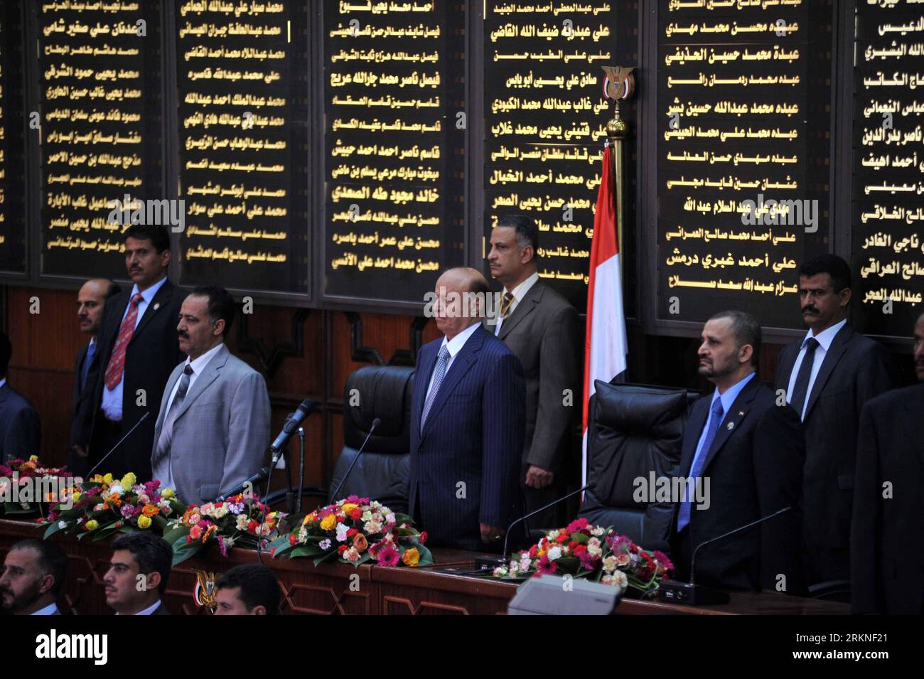 Bildnummer : 57108131 Datum : 25.02.2012 Copyright : imago/Xinhua (120225) -- SANAA, 25 février 2012 (Xinhua) -- le président élu Abd-Rabbu Mansour Hadi (C) prête serment constitutionnel devant le Parlement pour devenir le nouveau président du Yémen, à Sanaa, Yémen, le 25 février 2012. (Xinhua/Mohammed Mohammed) (dzl) YEMEN-SANAA-PRESIDENT-PRÊTE SERMENT PUBLICATIONxNOTxINxCHN People Politik xdp x0x 2012 quer premiumd 57108131 Date 25 02 2012 Copyright Imago XINHUA Sanaa fév 25 2012 XINHUA Président élu Abd Mansour Hadi C prête SERMENT constitutionnel devant le Parlement pour devenir Yémen S Nouveau Président en Banque D'Images
