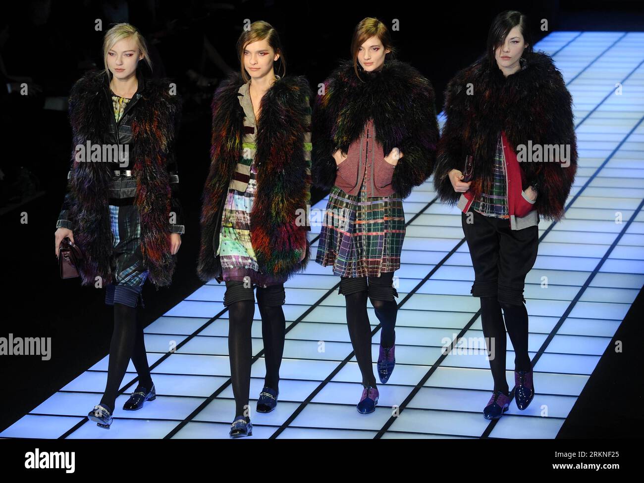 Bildnummer : 57108111 Datum : 25.02.2012 Copyright : imago/Xinhua (120226) -- MILAN, 26 février 2012 (Xinhua) -- des mannequins présentent des créations de la marque italienne Emporio Armani lors de la Fashion week de Milan vêtements pour femmes automne/hiver 2012 à Milan, Italie, 25 février 2012. (Xinhua/Wang Qingqin) (zhs) ITALY-MILAN-FASHION WEEK-EMPORIO ARMANI PUBLICATIONxNOTxINxCHN Kultur Entertainment Fashion Modenschau Modewoche Mailand Damenmode xdp x0x premiumd 2012 quer 57108111 Date 25 02 2012 Copyright Imago XINHUA Milan Fév 26 2012 XINHUA Models présentent des créations de la marque de mode italienne Emporio AR Banque D'Images