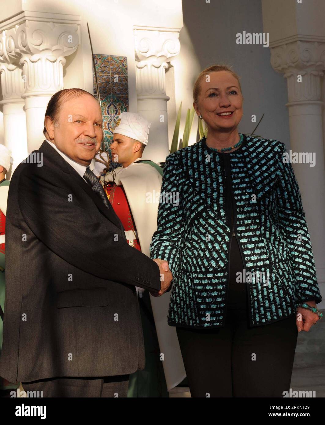 Bildnummer : 57108129 Datum : 25.02.2012 Copyright : imago/Xinhua (120225) -- ALGER, 25 février 2012 (Xinhua) -- la Secrétaire d'État américaine Hillary Clinton (à droite) est accueillie par le président algérien Abdelaziz Bouteflika (à gauche) à la présidence à Alger, le 25 février 2012. Hillary Clinton a démenti samedi les informations selon lesquelles les États-Unis auraient apporté un soutien financier à certains partis islamistes en Algérie, qui tiendront bientôt ses élections législatives. (Xinhua/Mohamed Kadri) (zx) ALGERIA-ALGER-CLINTON-VISIT PUBLICATIONxNOTxINxCHN People Politik xdp x0x 2012 hoch premiumd 57108129 DAT Banque D'Images