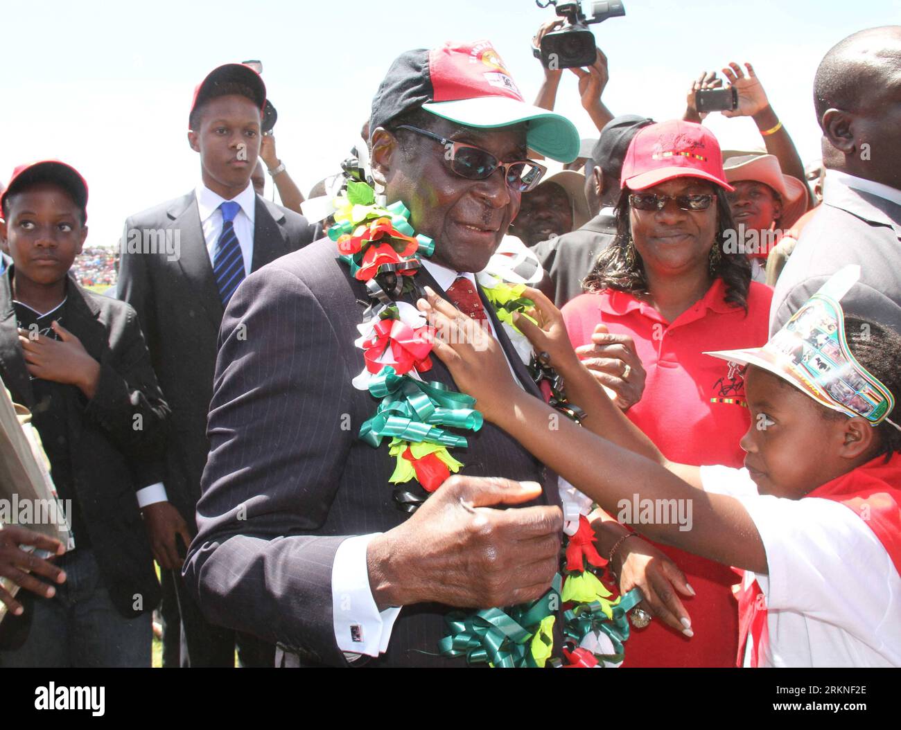 Bildnummer : 57108128 Datum : 25.02.2012 Copyright : imago/Xinhua (120225) -- HARARE, 25 février 2012 (Xinhua) -- le président zimbabwéen Robert Mugabe reçoit une couronne de fleurs lors d'un rassemblement pour célébrer son 88e anniversaire, dans la ville orientale de Mutare, le 25 février 2012. (Xinhua/Li Ping) (zx) ZIMBABWE-MUGABE-BIRTHDAY PUBLICATIONxNOTxINxCHN People Politik xdp x0x 2012 quer premiumd 57108128 Date 25 02 2012 Copyright Imago XINHUA Harare février 25 2012 le président zimbabwéen de XINHUA Robert Mugabe reçoit des fleurs lors d'un rassemblement pour célébrer son 88e anniversaire dans la ville orientale de Mutare février 25 2012 XINHUA quitte Pi Banque D'Images