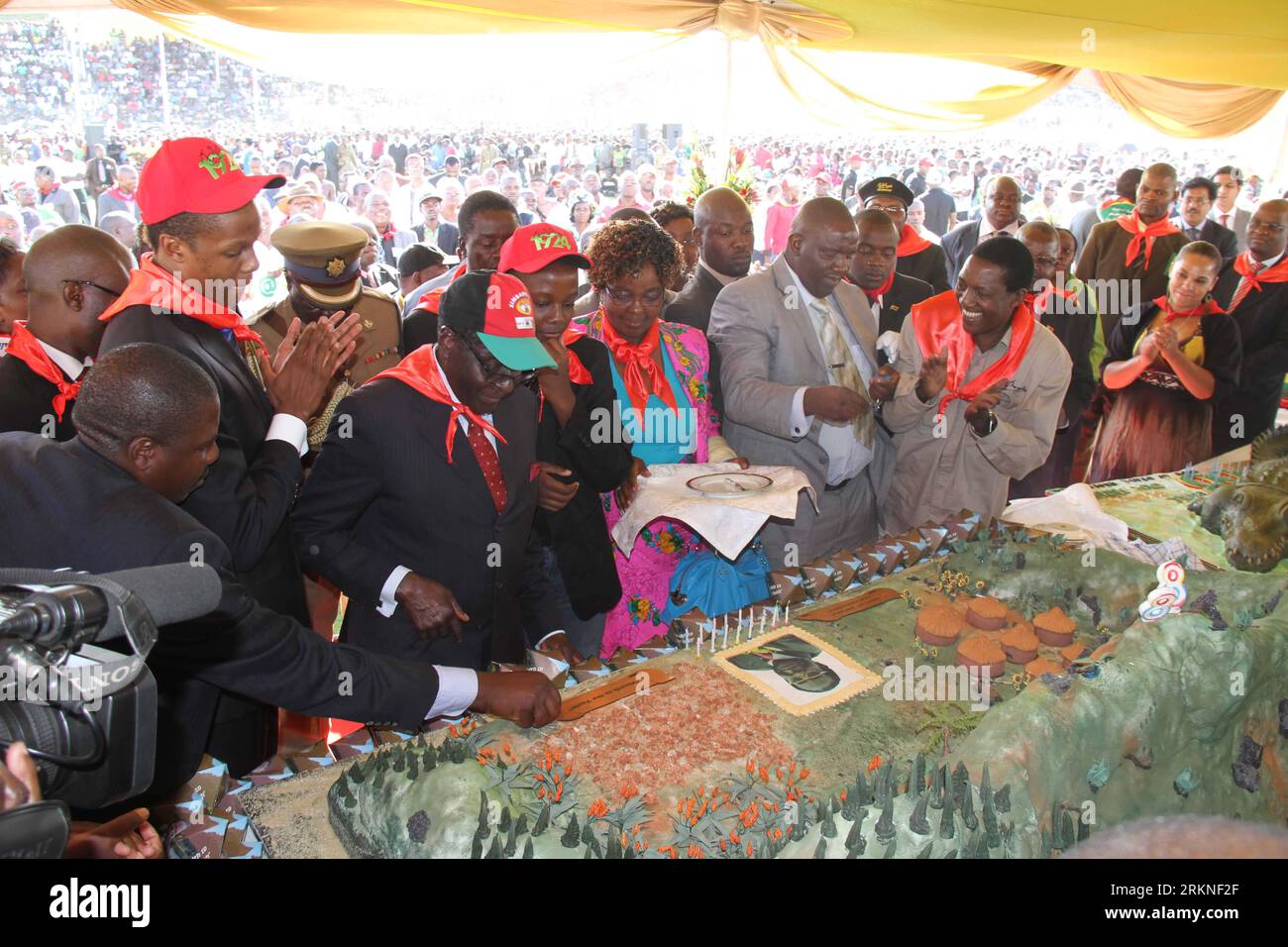 Bildnummer : 57108122 Datum : 25.02.2012 Copyright : imago/Xinhua (120225) -- HARARE, 25 février 2012 (Xinhua) -- le président zimbabwéen Robert Mugabe voit son gâteau d'anniversaire lors d'un rassemblement pour célébrer son 88e anniversaire, dans la ville orientale de Mutare, le 25 février 2012. (Xinhua/Li Ping) (zx) ZIMBABWE-MUGABE-BIRTHDAY PUBLICATIONxNOTxINxCHN People Politik xdp x0x 2012 quer 57108122 Date 25 02 2012 Copyright Imago XINHUA Harare février 25 2012 le président zimbabwéen de XINHUA Robert Mugabe voit son gâteau d'anniversaire lors d'un rassemblement pour célébrer son 88e anniversaire dans la ville orientale de Mutare février 25 2012 XINHUA a quitté PIN Banque D'Images