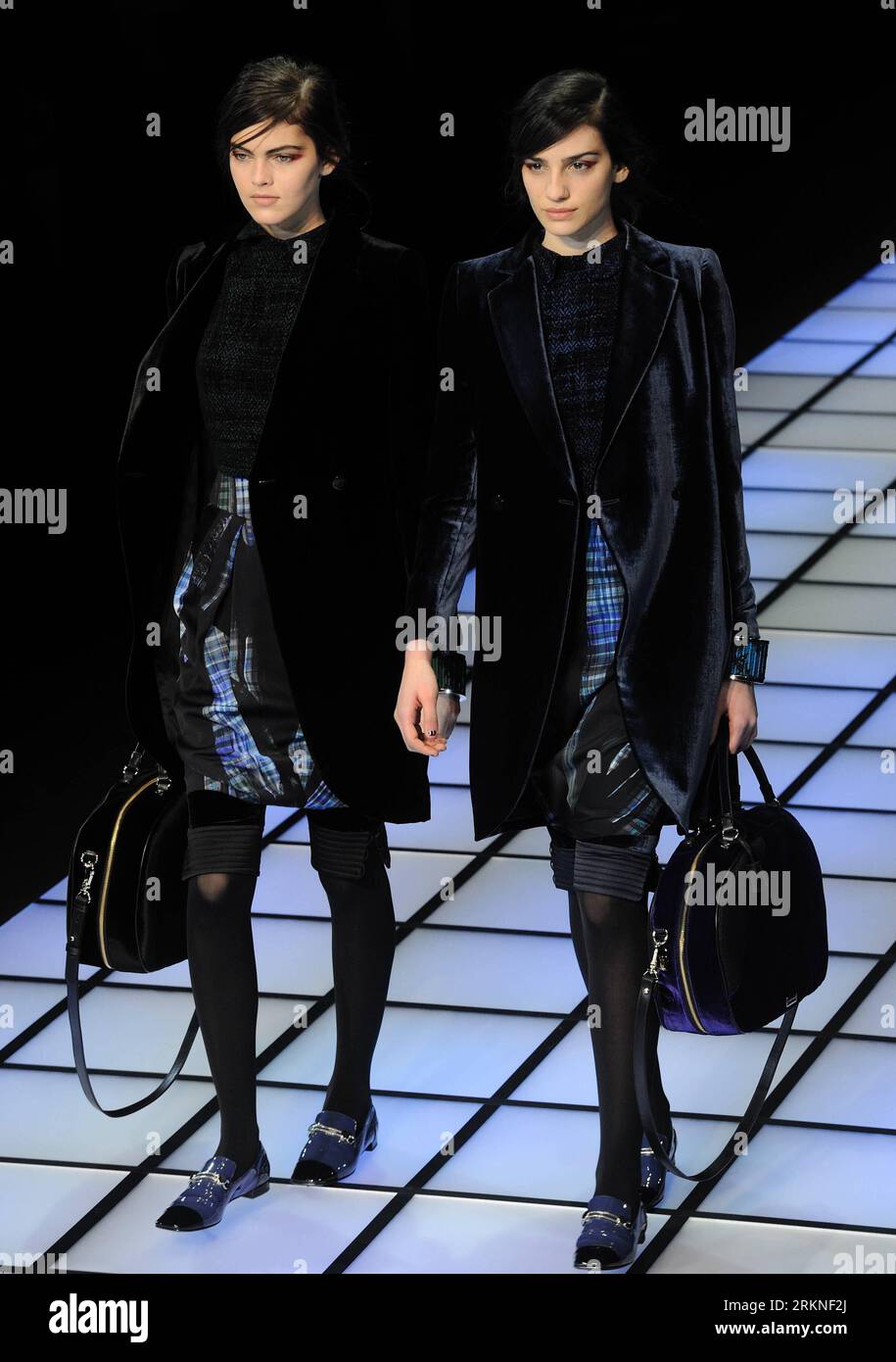 Bildnummer : 57108117 Datum : 25.02.2012 Copyright : imago/Xinhua (120226) -- MILAN, 26 février 2012 (Xinhua) -- des mannequins présentent des créations de la marque italienne Emporio Armani lors de la Fashion week de Milan vêtements pour femmes automne/hiver 2012 à Milan, Italie, 25 février 2012. (Xinhua/Wang Qingqin) (zhs) ITALY-MILAN-FASHION WEEK-EMPORIO ARMANI PUBLICATIONxNOTxINxCHN Kultur Entertainment Fashion Modenschau Modewoche Mailand Damenmode xdp x0x premiumd 2012 hoch 57108117 Date 25 02 2012 Copyright Imago XINHUA Milan Fév 26 2012 XINHUA Models présentent des créations de la marque de mode italienne Emporio AR Banque D'Images