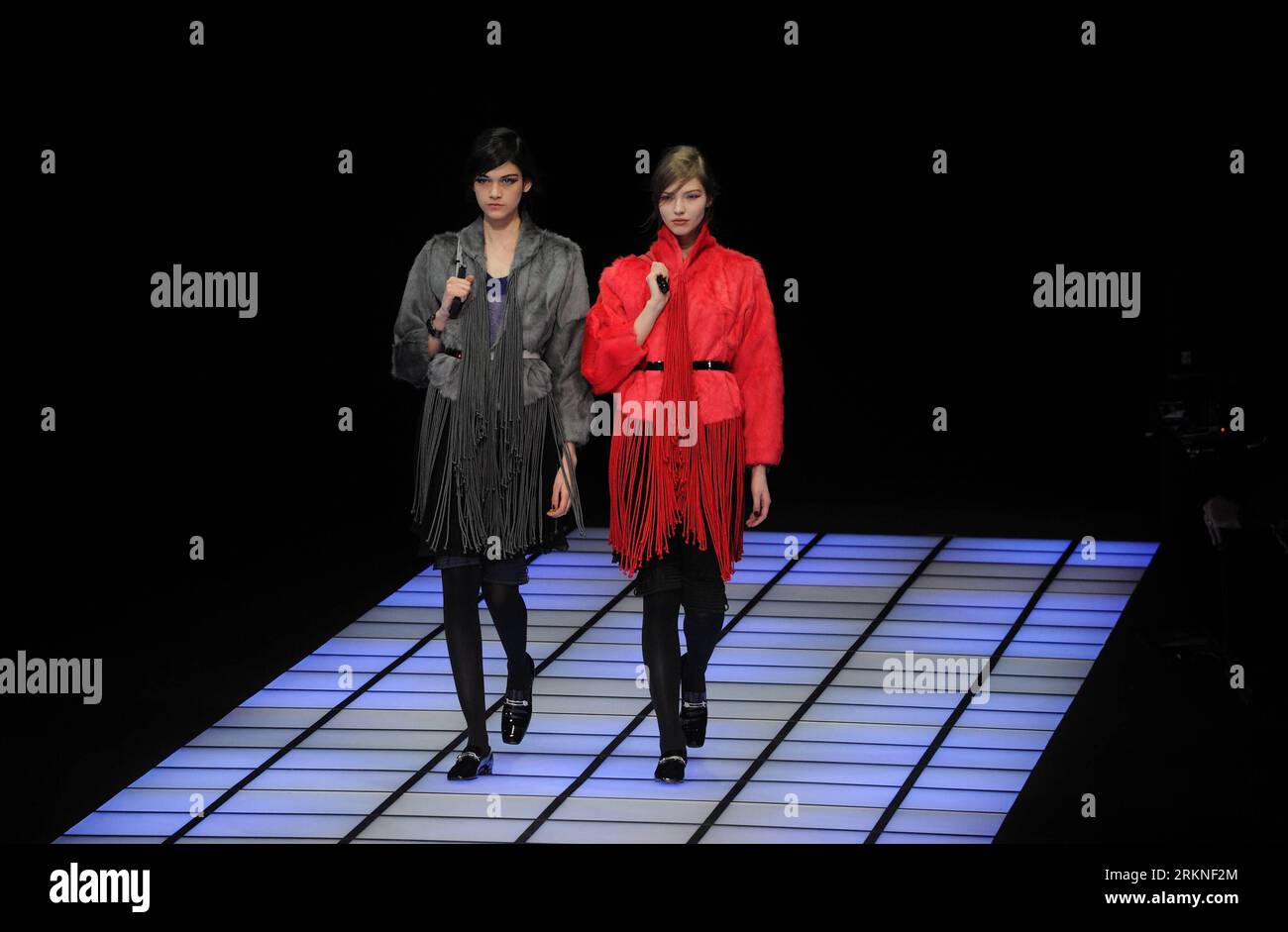 Bildnummer : 57108109 Datum : 25.02.2012 Copyright : imago/Xinhua (120226) -- MILAN, 26 février 2012 (Xinhua) -- des mannequins présentent des créations de la marque italienne Emporio Armani lors de la Fashion week de Milan vêtements pour femmes automne/hiver 2012 à Milan, Italie, 25 février 2012. (Xinhua/Wang Qingqin) (zhs) ITALY-MILAN-FASHION WEEK-EMPORIO ARMANI PUBLICATIONxNOTxINxCHN Kultur Entertainment Fashion Modenschau Modewoche Mailand Damenmode xdp x0x premiumd 2012 quer 57108109 Date 25 02 2012 Copyright Imago XINHUA Milan Fév 26 2012 XINHUA Models présentent des créations de la marque de mode italienne Emporio AR Banque D'Images