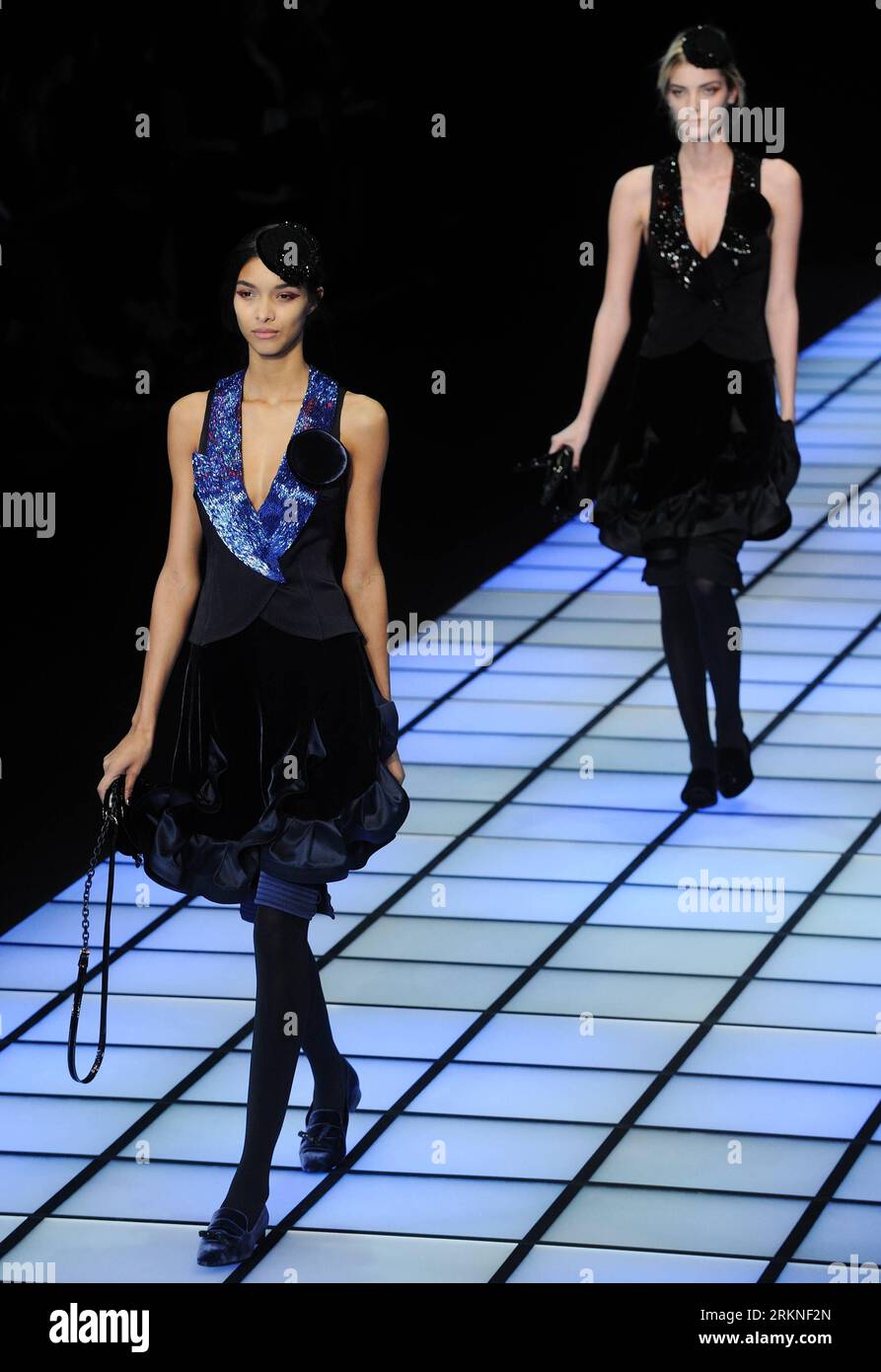 Bildnummer : 57108115 Datum : 25.02.2012 Copyright : imago/Xinhua (120226) -- MILAN, 26 février 2012 (Xinhua) -- des mannequins présentent des créations de la marque italienne Emporio Armani lors de la Fashion week de Milan vêtements pour femmes automne/hiver 2012 à Milan, Italie, 25 février 2012. (Xinhua/Wang Qingqin) (zhs) ITALY-MILAN-FASHION WEEK-EMPORIO ARMANI PUBLICATIONxNOTxINxCHN Kultur Entertainment Fashion Modenschau Modewoche Mailand Damenmode xdp x0x premiumd 2012 hoch 57108115 Date 25 02 2012 Copyright Imago XINHUA Milan Fév 26 2012 XINHUA Models présentent des créations de la marque de mode italienne Emporio AR Banque D'Images