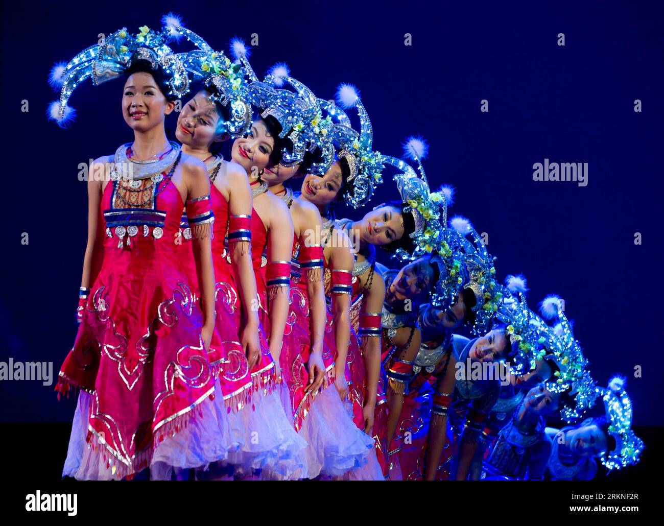 Bildnummer : 57107637 Datum : 25.02.2012 Copyright : imago/Xinhua (120225) -- MELBOURNE, 25 février 2012 (Xinhua) -- des danseurs de la compagnie de chant et de danse folklorique du sud-ouest de la Chine, la province du Guizhou, se produisent à Melbourne, en Australie, le 25 février 2012. Près de 2 000 spectateurs ont regardé l'émission. (Xinhua/Bai Xue) (dzl) AUSTRALIE-CHINESE-FOLK DANSE-PERFORMANCE PUBLICATIONxNOTxINxCHN Kultur Tanz Aktion x0x xsk 2012 quer 57107637 Date 25 02 2012 Copyright Imago XINHUA Melbourne février 25 2012 des danseurs XINHUA de la Folk Song and Dance Company du sud-ouest de la Chine S Guizhou province se produisent à Melbourne Aust Banque D'Images
