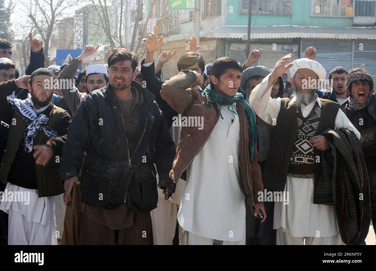 Bildnummer : 57109856 Datum : 25.02.2012 Copyright : imago/Xinhua (120226) -- KUNDUZ, 26 février 2012 (Xinhua) -- les manifestants afghans protestent contre la profanation du Coran dans la province de Kunduz, Afghanistan, 25 février 2012. Une personne a été tuée et plus de deux douzaines d'autres ont été blessées alors que les manifestations contre les incendies présumés du Coran ont repris dimanche dans certaines parties de la province de Kunduz, à 250 km au nord de la capitale kaboul, a indiqué la police. (Xinhua/Fulad)(zcc) AFGHANISTAN-KUNDUZ-QURAN-PROTEST PUBLICATIONxNOTxINxCHN Gesellschaft x2x xsk 2012 quer o0 Politik, Demo, Protest, Coran, Verbrennung, Koranverbrennung 5710985 Banque D'Images
